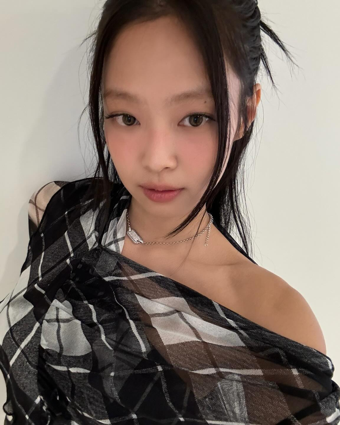 체크 준비할해야 할 시간✔️🏁

현재 패션계에서는 체크가 열풍입니다. 일상에서 자주 접할 수 있는 패턴으로 다양한 코디에 어울려 많은 사랑을 받고 있는데요.

클래식고 세련된 느낌을 주고 싶다면, 체크가 더해진 자켓, 셔츠, 스커트 등을 활용하는 것도 추천드립니다. 패턴 자체의 사이즈에 따라 캐주얼, 미니멀룩에도 잘 어울리니 다양하게 즐겨보세요!🍂 이미지8