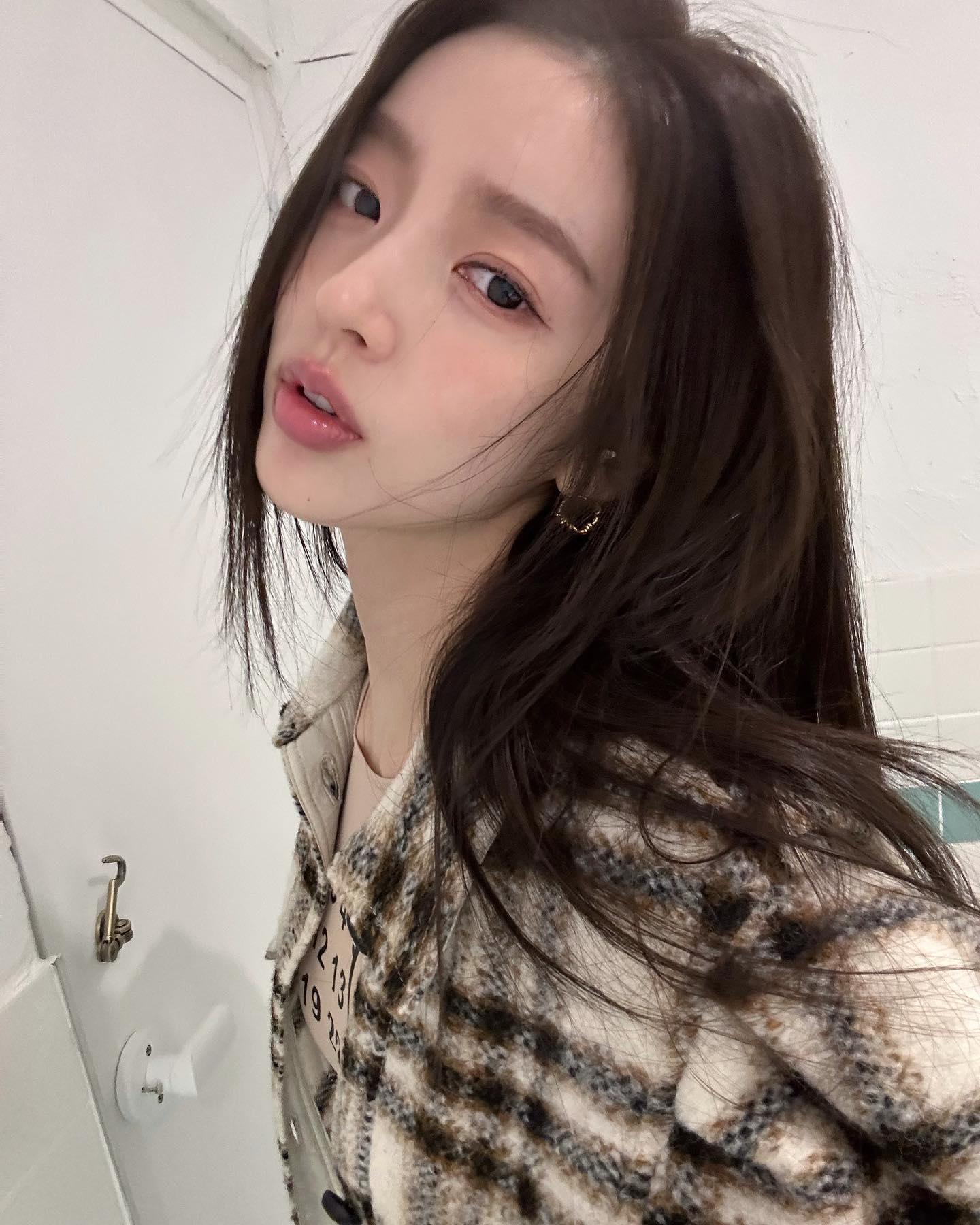 체크 준비할해야 할 시간✔️🏁

현재 패션계에서는 체크가 열풍입니다. 일상에서 자주 접할 수 있는 패턴으로 다양한 코디에 어울려 많은 사랑을 받고 있는데요.

클래식고 세련된 느낌을 주고 싶다면, 체크가 더해진 자켓, 셔츠, 스커트 등을 활용하는 것도 추천드립니다. 패턴 자체의 사이즈에 따라 캐주얼, 미니멀룩에도 잘 어울리니 다양하게 즐겨보세요!🍂 이미지3