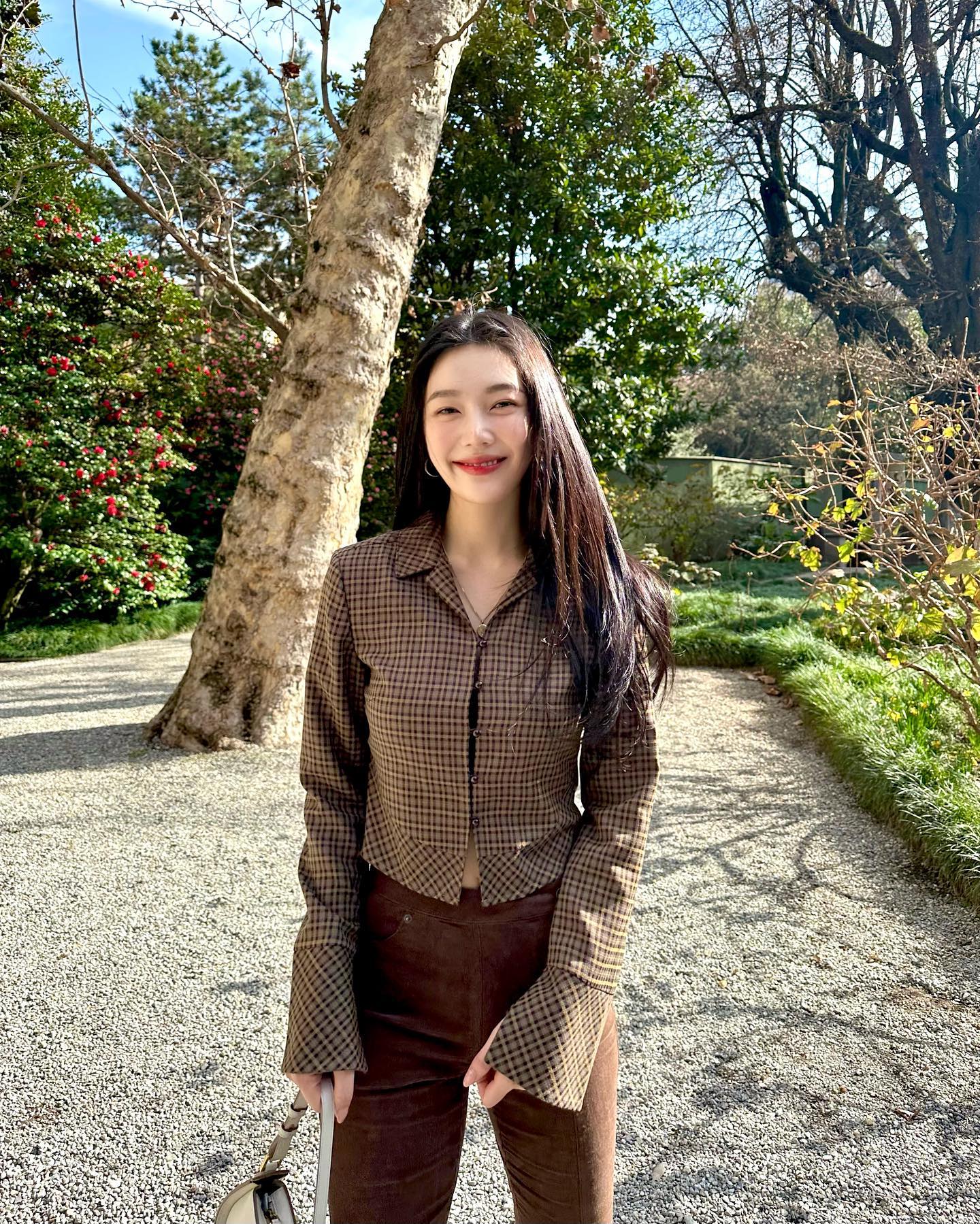체크 준비할해야 할 시간✔️🏁

현재 패션계에서는 체크가 열풍입니다. 일상에서 자주 접할 수 있는 패턴으로 다양한 코디에 어울려 많은 사랑을 받고 있는데요.

클래식고 세련된 느낌을 주고 싶다면, 체크가 더해진 자켓, 셔츠, 스커트 등을 활용하는 것도 추천드립니다. 패턴 자체의 사이즈에 따라 캐주얼, 미니멀룩에도 잘 어울리니 다양하게 즐겨보세요!🍂 이미지6