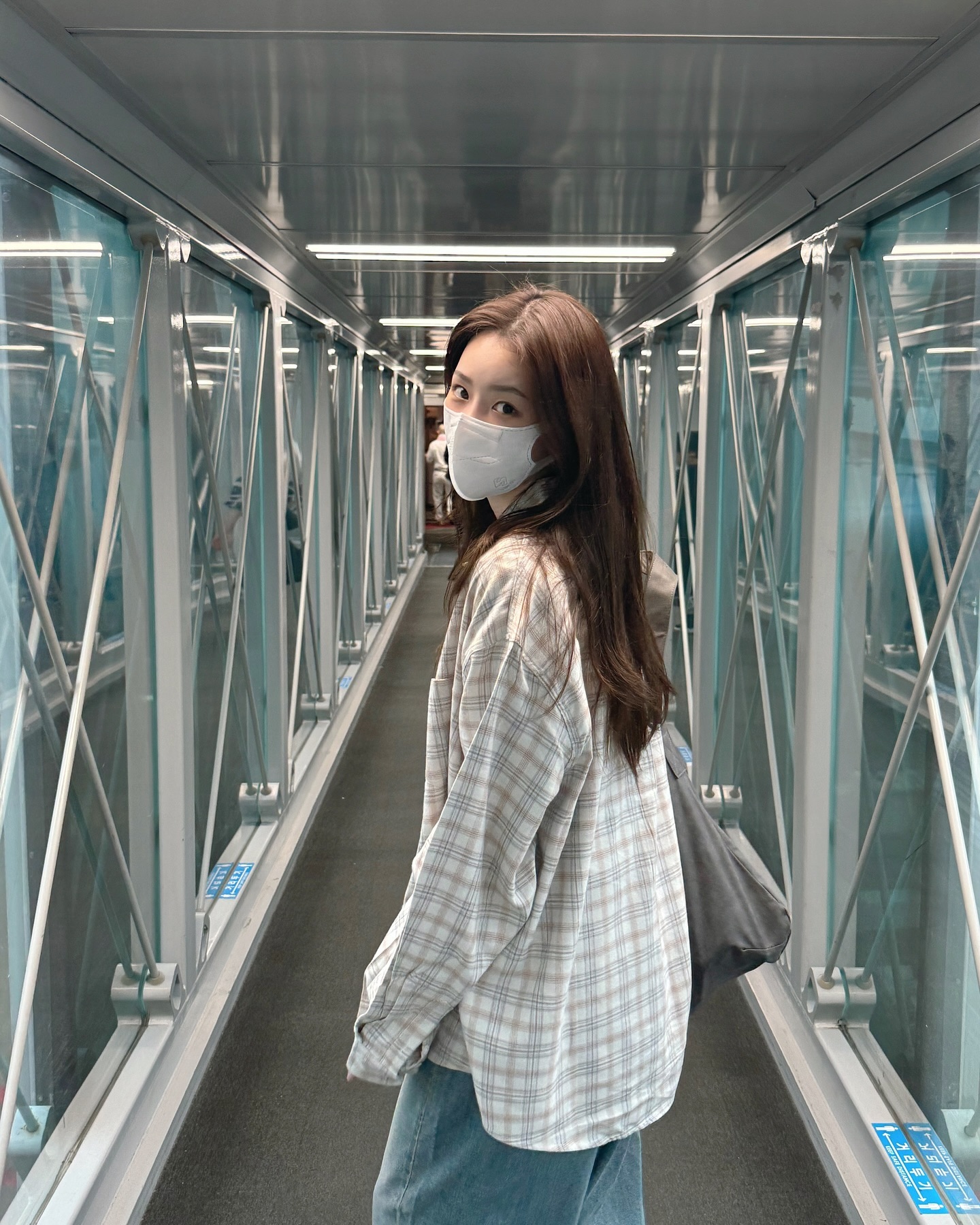 체크 준비할해야 할 시간✔️🏁

현재 패션계에서는 체크가 열풍입니다. 일상에서 자주 접할 수 있는 패턴으로 다양한 코디에 어울려 많은 사랑을 받고 있는데요.

클래식고 세련된 느낌을 주고 싶다면, 체크가 더해진 자켓, 셔츠, 스커트 등을 활용하는 것도 추천드립니다. 패턴 자체의 사이즈에 따라 캐주얼, 미니멀룩에도 잘 어울리니 다양하게 즐겨보세요!🍂 이미지7