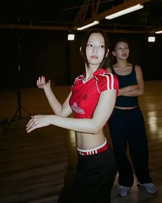 본격적으로 만트라 활동 시작! 제니 3색 룩❤️
1. 안무 연습 할 땐, 블록코어 룩
상의: Jaded London '치어리더 풋볼 베이비 티'
하의: Bad blood '웬디 마이크로 쇼츠'
신발: 아디다스 '컨티넨탈 80 슈즈'
2. 첫 라이브 공연 하러 갈 땐 스트릿하게
상의: LOADINGROOM '아리엘라 더스티 봄버 자켓 & Jean Paul GAULTTER - 화이트 라벨 티셔츠'
하의: CERRIC '코튼 카고 팬츠'
신발: AKIKOAOKI '레귤레이티드 그래비티 슈즈'
3. 인터뷰 할 땐, 타탄 체크 셋업
상의/하의: 'Jean Paul GAULTTER - 더 블랙 타탄 탑, 스커트' 이미지