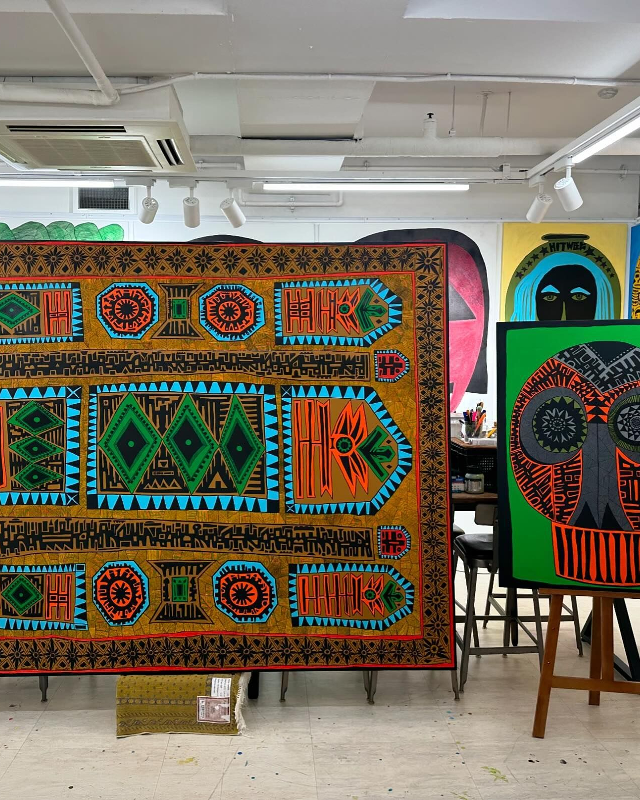 🖼️하정우 개인전 개최🎨

배우이자 작가인 하정우의 14번째 개인전을 오늘부터 한 달 동안 삼청동 학고재 갤러리에서 무료로 관람하실 수 있습니다.

'Never tell anybody outside the family(가족 외 누구에게도 말하지마)'라는 제목의 이번 전시에서 하정우가 모로코에서 5개월간 체류할 때 받았던 영감으로 그린 회화 신작 35점을 선보였는데요.

모로코 전통 패턴이 새겨진 카펫 이미지를 캔버스에 옮긴 카펫 연작과 한국의 전통 탈을 오마주한 마스크 시리즈가 대표적이라고 하네요.

기하학적이고, 추상적인 패턴에서 신비함과 순수함이 느껴지는 하정우의 개인전을 놓치지 마세요!

[하정우 Never tell anybody outside the family]
- 장소: 서울 종로구 삼청로 50 학고재
- 기간: 10월 16일(수) ~ 11월 16일(토)
- 관람료: 무료 이미지2