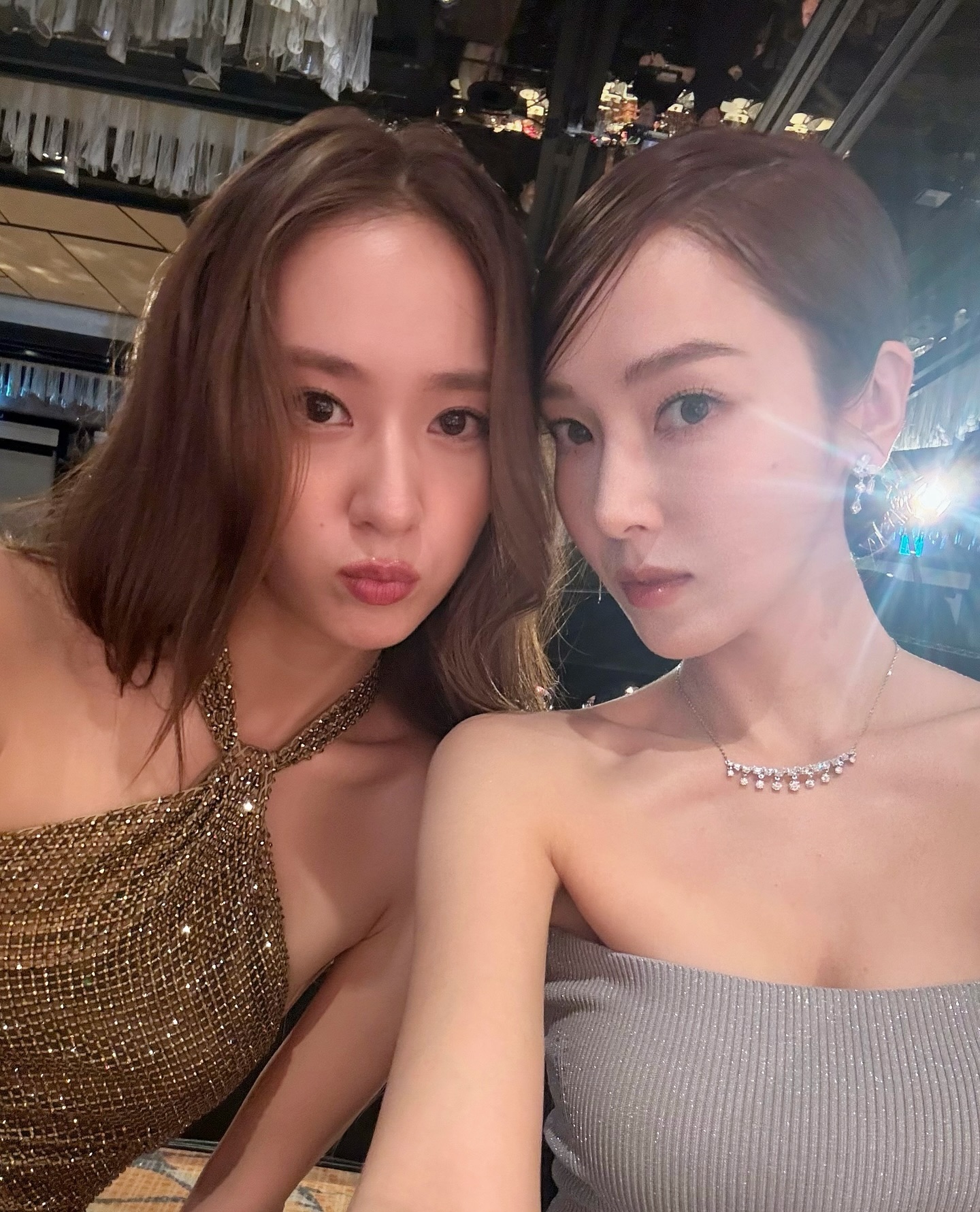 라떼는 정자매가 씹어 먹었다구❤️‍🔥

평소에도 스타일이 뛰어난 그녀들은 닮은 듯 다른 패션을 선보입니다. 두 사람 모두 미니멀을 기반으로 삼지만 아이템 활용에서 뚜렷한 차이가 나타나죠.

제시카는 미니멀과 페미닌한 아이템을 주로 착용하는데요. 헤어밴드와 주얼리로 러블리함을 더해주는 것이 특징입니다.

반면, 크리스탈은 무채색을 활용한 사복에 심플한 액세서리로 시크한 룩을 완성합니다. 

각자의 취향에 따라 다양하게 참고할 수 있는 정자매의 패션, 패션 감각이 유전인지도 모르겠네요🖤 이미지