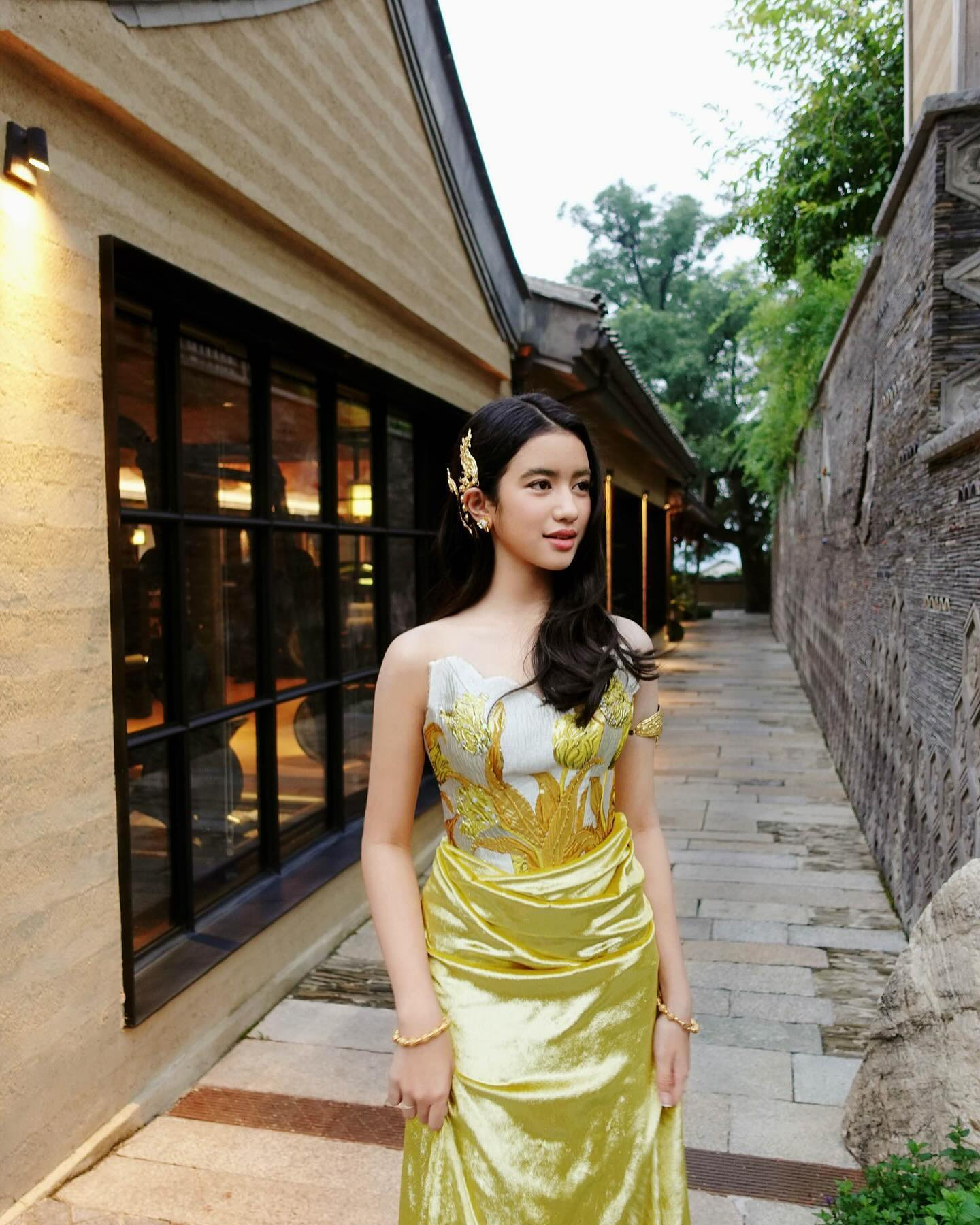 캄보디아 공주님이 한국에서 아이돌로 데뷔한다고?👸🎤

현재 인플루언서로 활발하게 활동 중인 캄보디아의 공주 '제나 노로돔'이 한국에서 아이돌로 데뷔할 가능성이 제기되었습니다.✨ 대만 매체 ‘산리 뉴스 네트워크’는 제나 공주가 K-POP 아이돌이 되기 위해 한국행을 고려 중이라고 밝혔는데요.

제나는 2012년생으로 캄보디아 왕실의 노로돔 보파리 공주와 프랑스인 아버지 사이에서 태어났으며 캄보디아 제110대 국왕 노로돔 시아누크의 증손녀라고 합니다.

최근 노래와 춤뿐 아니라 연기자로서의 재능도 인정받으며 캄보디아의 ‘국민 여동생’으로 사랑받고 있다고 하네요.

공주님의 아이돌 데뷔라니, 웹소설 같지 않나요?💕 이미지5