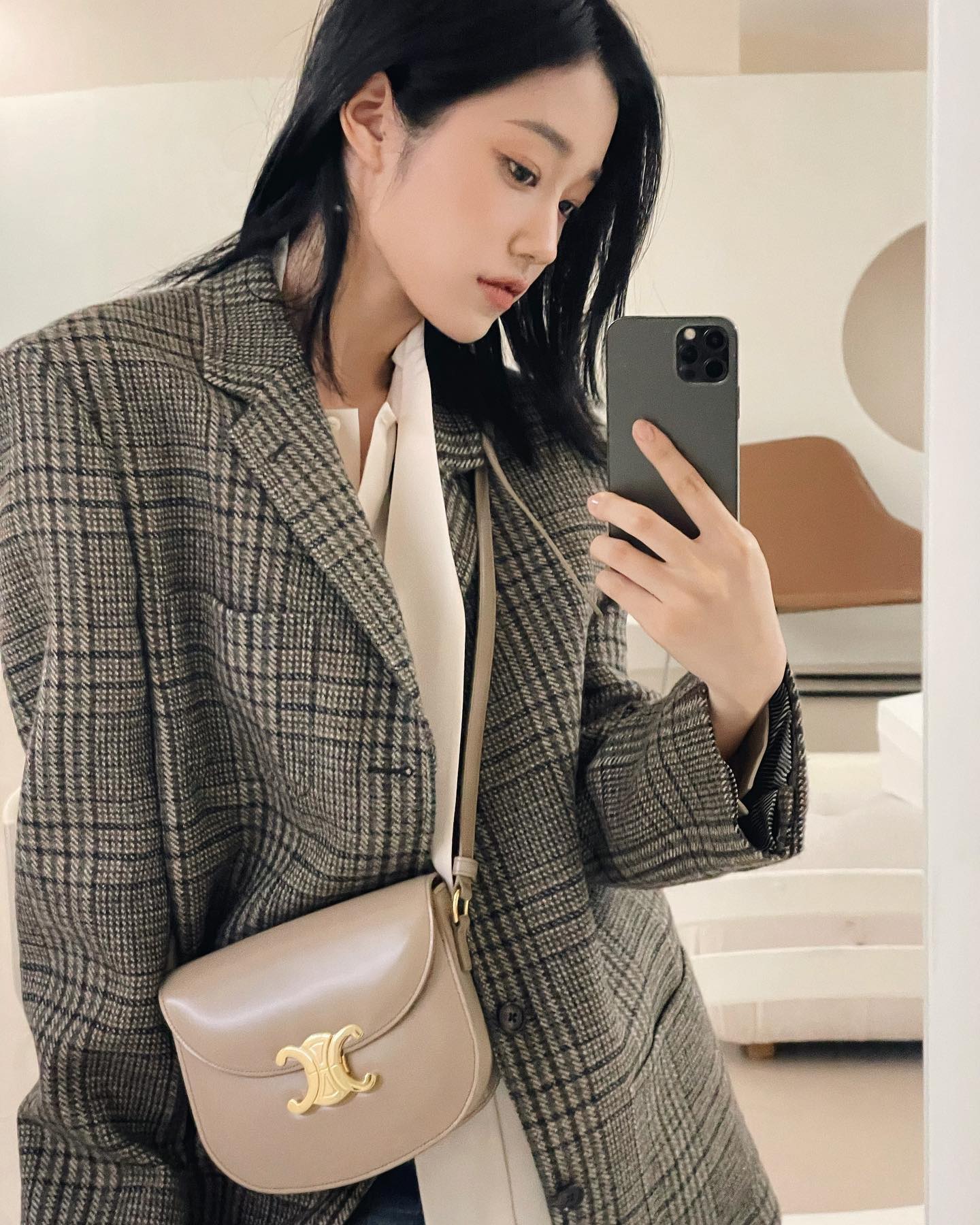 체크 준비할해야 할 시간✔️🏁

현재 패션계에서는 체크가 열풍입니다. 일상에서 자주 접할 수 있는 패턴으로 다양한 코디에 어울려 많은 사랑을 받고 있는데요.

클래식고 세련된 느낌을 주고 싶다면, 체크가 더해진 자켓, 셔츠, 스커트 등을 활용하는 것도 추천드립니다. 패턴 자체의 사이즈에 따라 캐주얼, 미니멀룩에도 잘 어울리니 다양하게 즐겨보세요!🍂 이미지