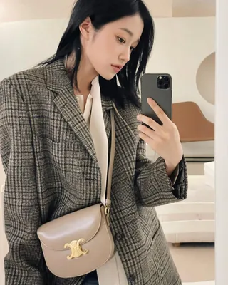 체크 준비해야 할 시간✔️🏁
현재 패션계에서는 체크가 열풍입니다. 일상에서 자주 접할 수 있는 패턴으로 다양한 코디에 어울려 많은 사랑을 받고 있는데요.
클래식고 세련된 느낌을 주고 싶다면, 체크가 더해진 자켓, 셔츠, 스커트 등을 활용하는 것도 추천드립니다. 패턴 자체의 사이즈에 따라 캐주얼, 미니멀룩에도 잘 어울리니 다양하게 즐겨보세요!🍂 이미지