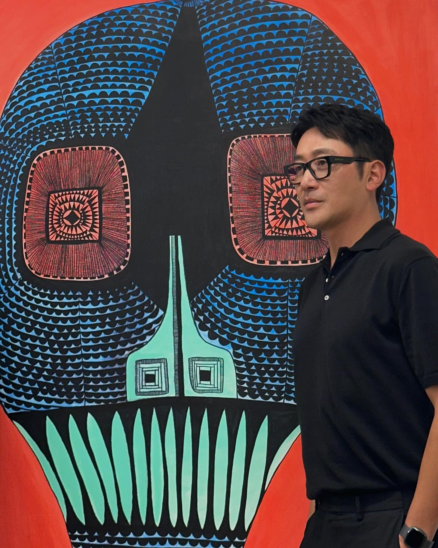 🖼️하정우 개인전 개최🎨

배우이자 작가인 하정우의 14번째 개인전을 오늘부터 한 달 동안 삼청동 학고재 갤러리에서 무료로 관람하실 수 있습니다.

'Never tell anybody outside the family(가족 외 누구에게도 말하지마)'라는 제목의 이번 전시에서 하정우가 모로코에서 5개월간 체류할 때 받았던 영감으로 그린 회화 신작 35점을 선보였는데요.

모로코 전통 패턴이 새겨진 카펫 이미지를 캔버스에 옮긴 카펫 연작과 한국의 전통 탈을 오마주한 마스크 시리즈가 대표적이라고 하네요.

기하학적이고, 추상적인 패턴에서 신비함과 순수함이 느껴지는 하정우의 개인전을 놓치지 마세요!

[하정우 Never tell anybody outside the family]
- 장소: 서울 종로구 삼청로 50 학고재
- 기간: 10월 16일(수) ~ 11월 16일(토)
- 관람료: 무료 이미지3