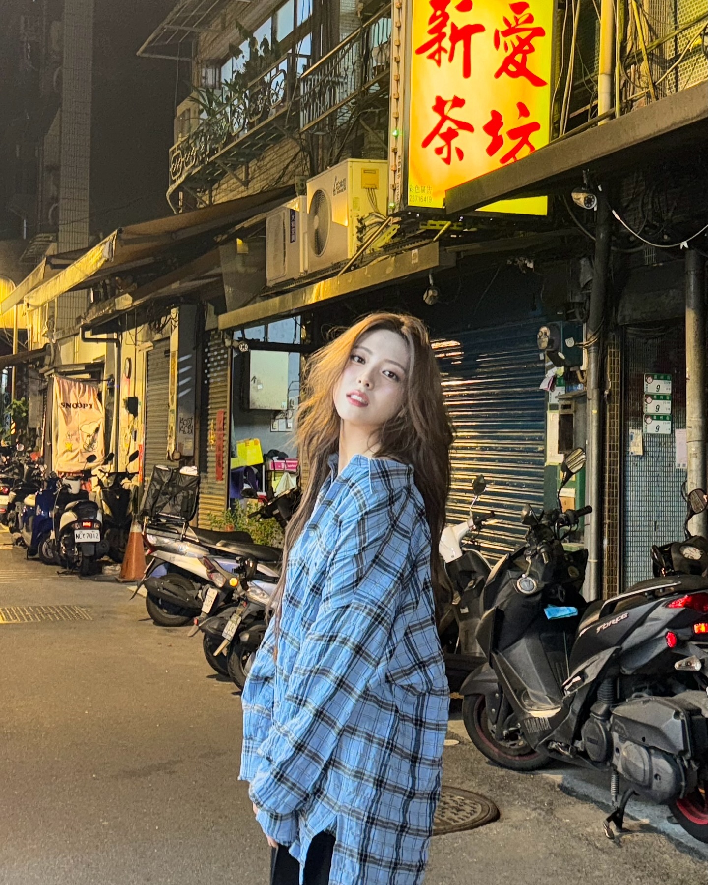 체크 준비할해야 할 시간✔️🏁

현재 패션계에서는 체크가 열풍입니다. 일상에서 자주 접할 수 있는 패턴으로 다양한 코디에 어울려 많은 사랑을 받고 있는데요.

클래식고 세련된 느낌을 주고 싶다면, 체크가 더해진 자켓, 셔츠, 스커트 등을 활용하는 것도 추천드립니다. 패턴 자체의 사이즈에 따라 캐주얼, 미니멀룩에도 잘 어울리니 다양하게 즐겨보세요!🍂 이미지5