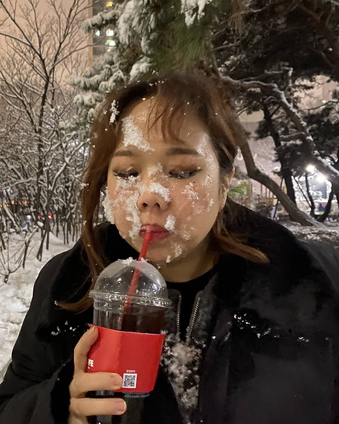 비온 뒤 기온 '뚝'🌧️🥶

기상청에 따르면 내일(18일) 전국적으로 비가 내린 후 오후부터 강풍과 함께 기온이 급격히 떨어질 예정이라고 합니다. 중부지방을 중심으로 강한 비가 예보되어 있고, 비가 그친 후에는 아침 최저기온이 9도까지 내려가는 등 기온 차가 크게 벌어질 전망입니다. 특히 강원산지의 경우 비가 내린 뒤 기온이 떨어지면서 도로에 살얼음이 끼고, 고도가 높은 산에는 눈이 조금 올 수도 있다고 하네요. 급격히 쌀쌀해지는 만큼, 감기 조심하시고 외투 꼭 챙기세요!🧥🧣 이미지