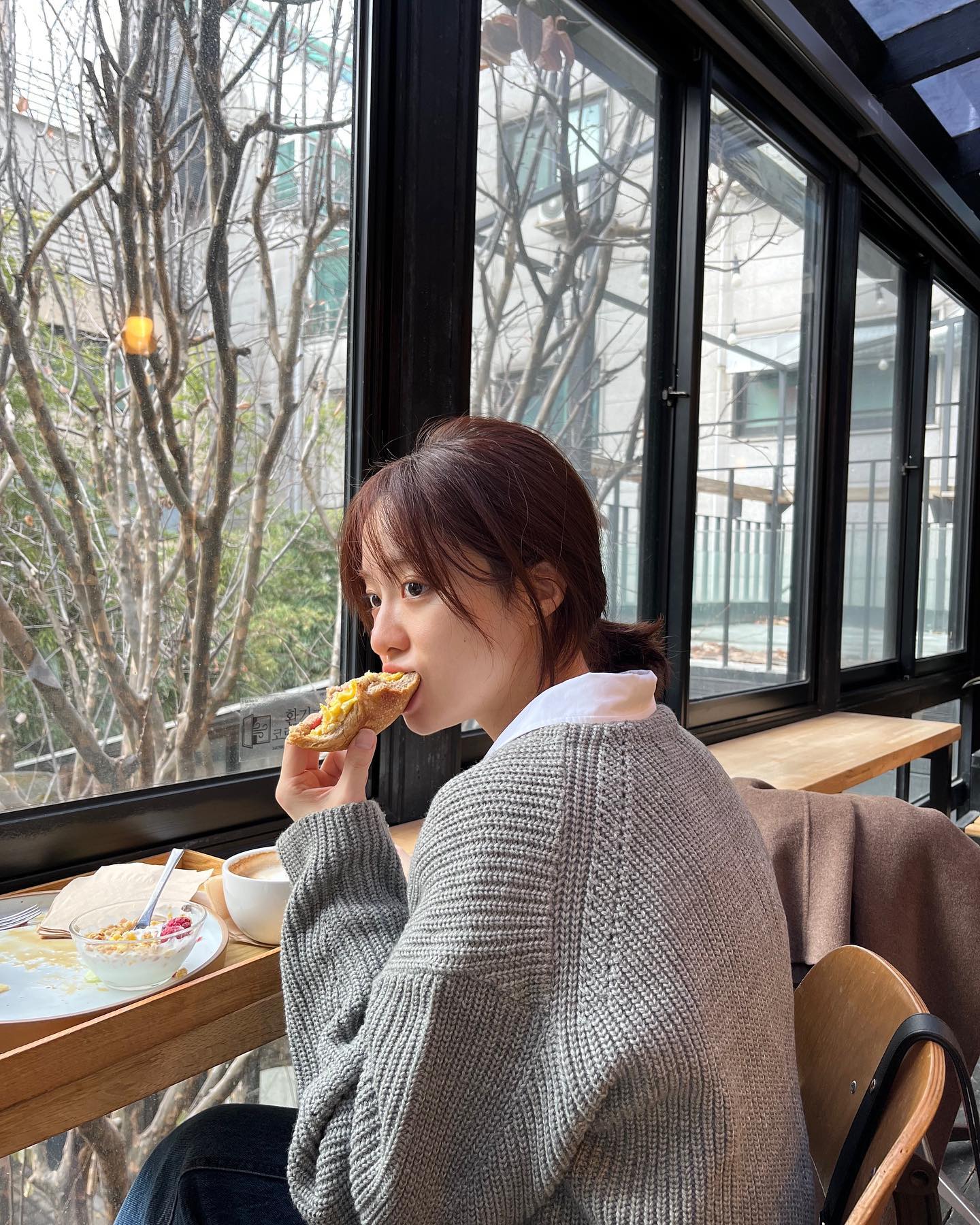 셔츠에 니트 가디건 걸쳐🧶 이미지4