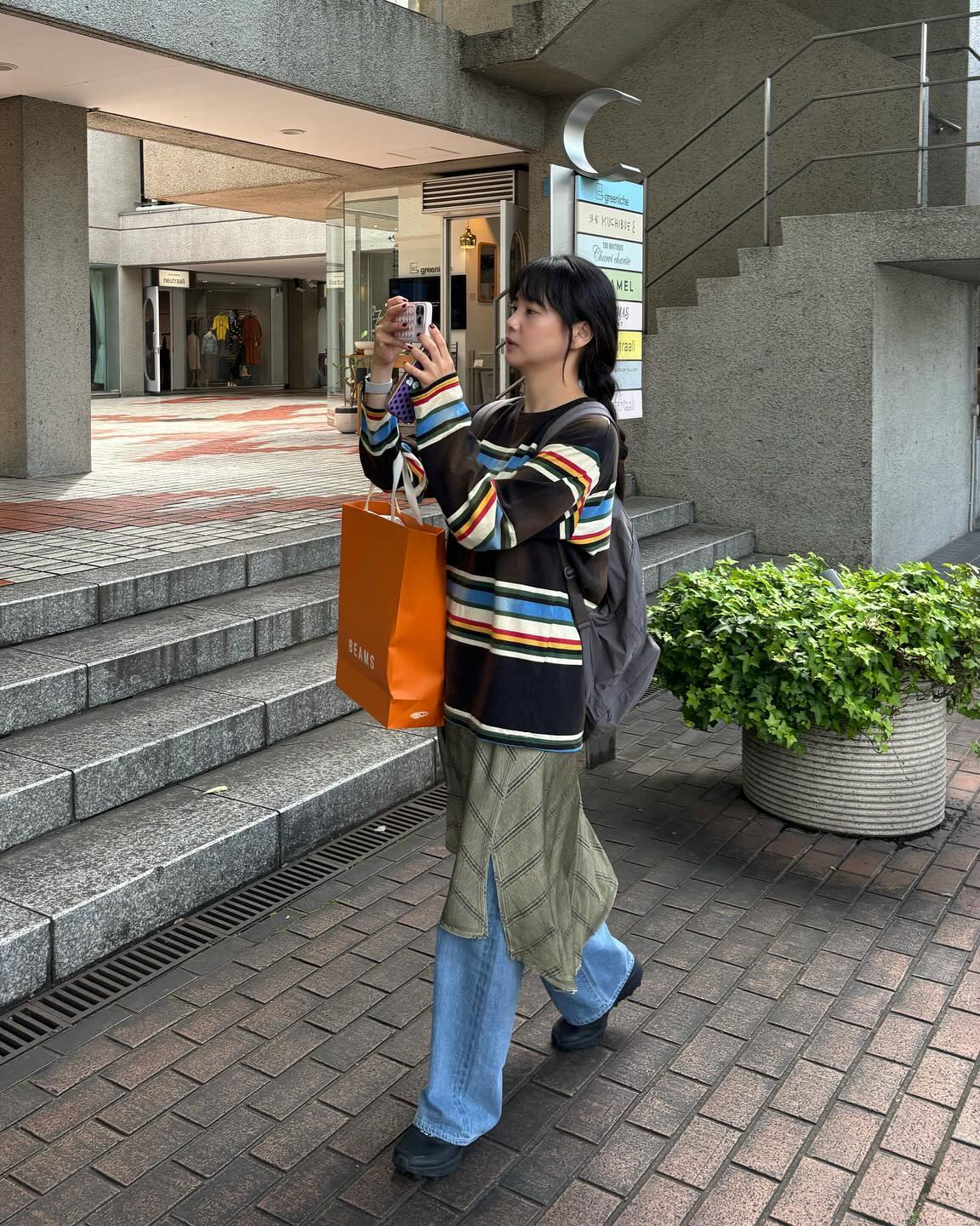 휘뚤마뚤 요즘 대세👗미디스커트
종아리 걱정없이 레이어드로도 활용 가능해💛 이미지