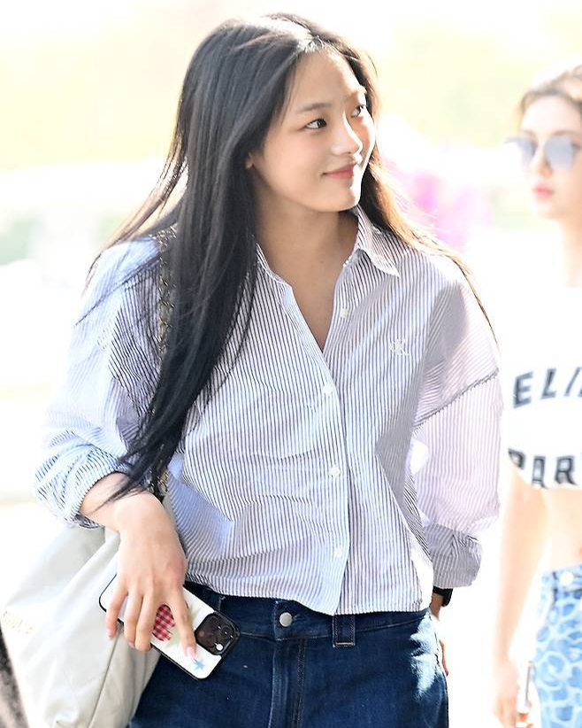 다른 매력의 민지&하니 셔츠룩👔
뉴진스 맏언니 라인 민지,하니의 착장 정보✨

1. 민지
캘빈클라인 '여성 크롭 패션 셔츠'
캘빈클라인 '90s 루즈 리사이클드 코튼 진 90s Loose Recycled Cotton Jeans'
샤넬 22 핸드백

2. 하니
구찌 'Cruise 2025 셔츠'
구찌 '홀스빗 1955 미니 탑 핸들 백'
구찌 '아이콘 18K GG 씬 반지, 아이콘 18K GG 후프 귀걸이'  이미지3