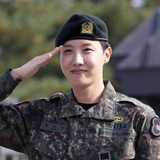제이홉 전역❤️진이도 왔어요🙌🏻

방탄소년단 제이홉이 오늘 군 복무를 마치고 전역했습니다. 지난해 4월 18일 입대한 제이홉은 강원도 원주 육군 제36보병사단 신병교육대대에서 조교로 복무하다 이날 만기 전역했는데요. 지난 6월에 전역한 진에 이어 방탄소년단에서 2번째로 팬들의 곁으로 돌아왔죠. 군 복무 중에도 꾸준한 기부와 미담 소식이 전해지며 선행을 베풀었던 제이홉. 앞으로의 그가 이어갈 활동에 더욱 관심이 집중됩니다. 이미지