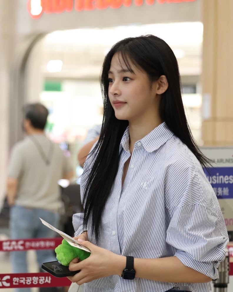 다른 매력의 민지&하니 셔츠룩👔
뉴진스 맏언니 라인 민지,하니의 착장 정보✨

1. 민지
캘빈클라인 '여성 크롭 패션 셔츠'
캘빈클라인 '90s 루즈 리사이클드 코튼 진 90s Loose Recycled Cotton Jeans'
샤넬 22 핸드백

2. 하니
구찌 'Cruise 2025 셔츠'
구찌 '홀스빗 1955 미니 탑 핸들 백'
구찌 '아이콘 18K GG 씬 반지, 아이콘 18K GG 후프 귀걸이'  이미지7