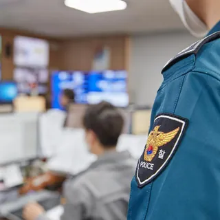 앞으로는 부고문자도 조심🚨
올해 들어 청첩장, 부고장 등 지인 사칭형 미끼문자 방식의 스미싱이 기승을 부리고 있다고 합니다. 모르는 번호로 발송된 부고장이나 교통 범칙금 등을 가장한 미끼문자에는 장례식장 위치 등을 확인할 수 있는 링크가 기재되어 있는데요. 이 링크를 누르면 악성 앱이 설치돼 내 연락처, 통화목록, 사진첩 등 모든 개인금융정보가 탈취되고 휴대전화 소액결제나 오픈뱅킹을 통한 계좌이체 등 피해가 발생합니다. 이미지