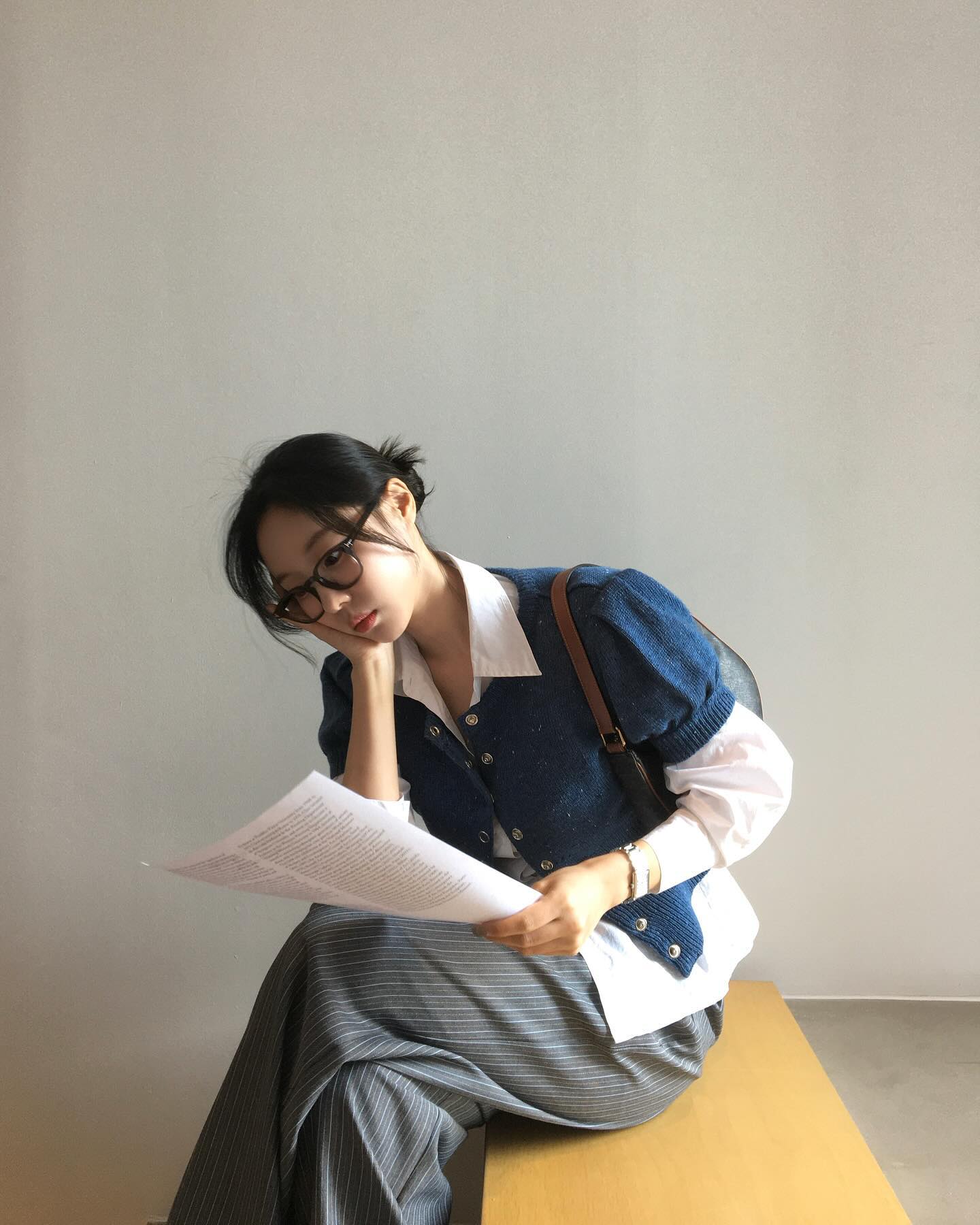 셔츠에 니트 가디건 걸쳐🧶 이미지3