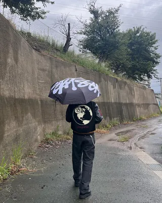 우산 들어도 델룩은 남겨야지☔️ 이미지