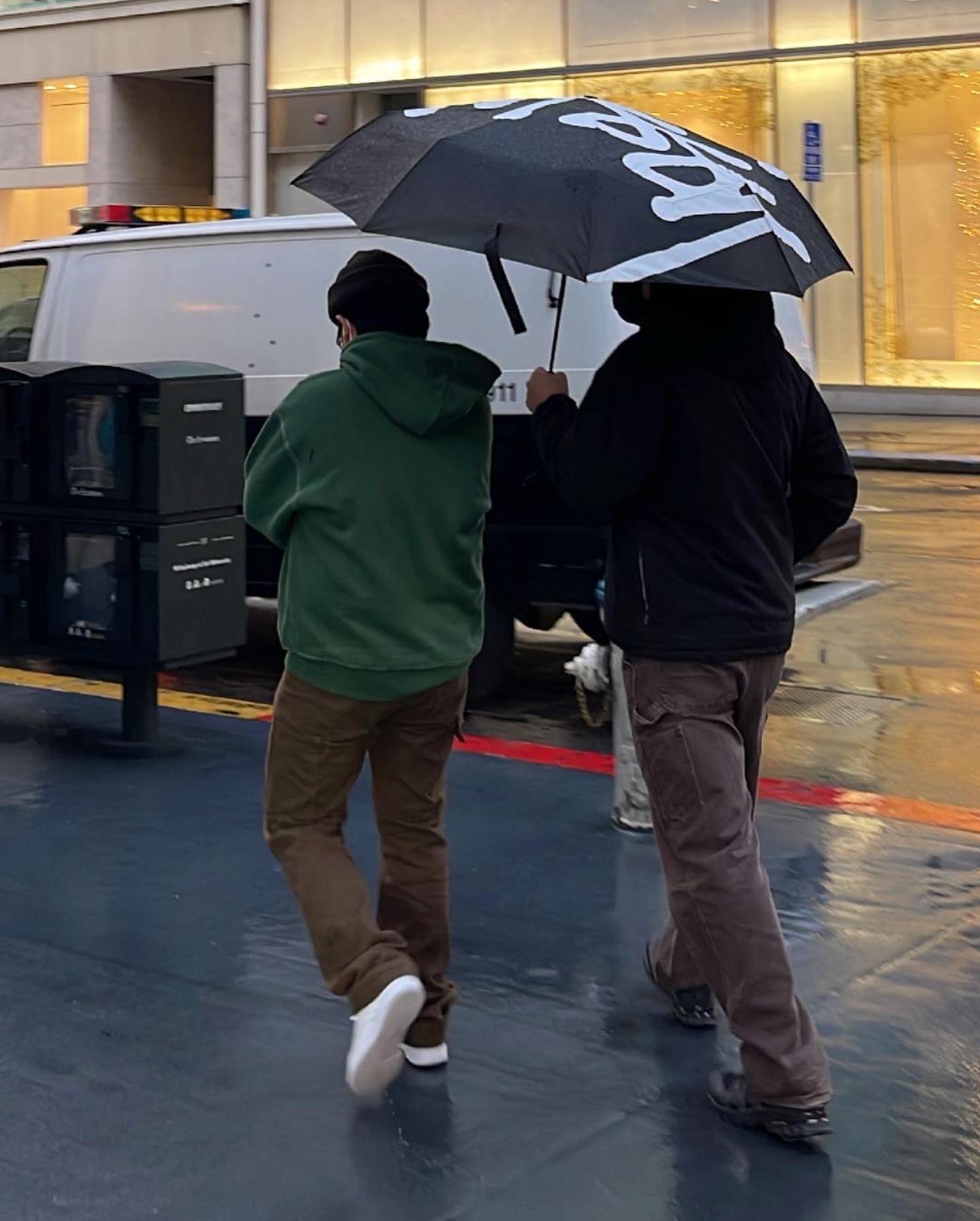 우산 들어도 델룩은 남겨야지☔️ 이미지8