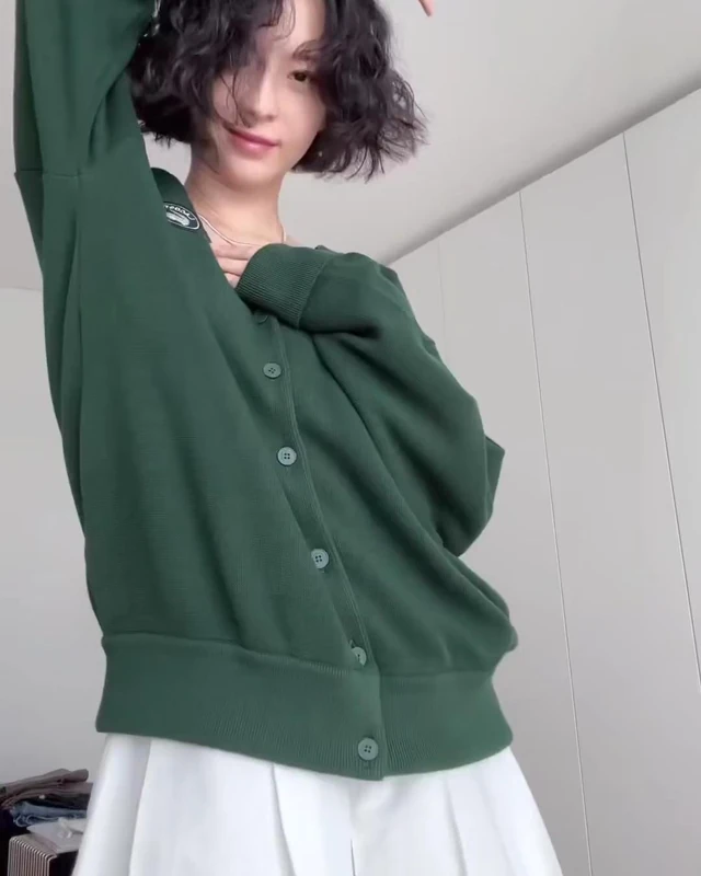 올 가을도 셀럽들은 악어템 =🐊 무신사 x 라코스테 단독 에디션 출시🏬@악어하자💚🤍 #광고 프랑스 클래식 브랜드 라코스테와 국내 최대 패션 플랫폼 무신사가 만났습니다. FW 시즌 베스트 컬렉션인 가디건과 스웻셔츠부터 클래식한 무드를 가득 머금은 모자와 셔츠까지, 오직 무신사에서만 만나볼 수 있는 에디션인데요. 심플하면서도 클래식한 무드가 매력적인 무신사 x 라코스테 에디션으로 가을룩을 완성해보세요🍁 - 프로모션 기간: ~10/21(월) 11시 - 카카오페이 결제 시 최대 2만 원 할인(10/7~10/31) 이미지