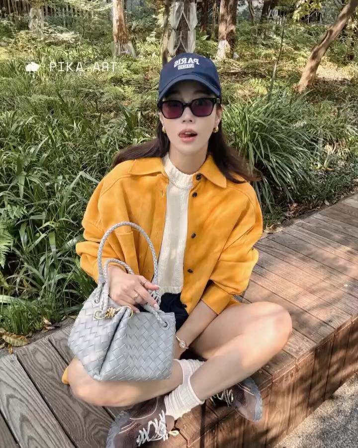 요즘 유행하는 릴스 만들기✨@따라해

유병재부터 기은세까지! SNS를 하다보면 사람이나 사물이 자연스럽게 점토 느낌으로 뭉개지는 영상 많이 보셨을 텐데요. 볼 때마다 신기하고 중독성 있는 그 영상, 사실 만들기 어렵지 않답니다! 방법은 매우 간단해요.

먼저, pika.art 사이트에 가입해 주세요 그리고 뭉개고 싶은 사진을 올린 후, 효과 중 세탁기 그림이 그려진  'Squish it'을 선택하면 끝입니다. 쉽죠?

이렇게 간단하게 트렌디한 영상을 만들 수 있어요. 자, 이제 손끝으로 세상을 뭉개볼까요?😎👊 이미지