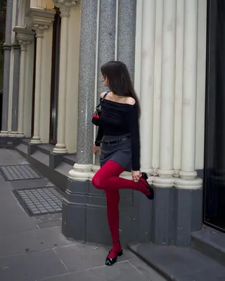 확실한 존재감, 레드 스타킹❤️
신발, 백, 헤어 액세서리 등에 포인트를 더해주는 레드는 이제 우리에게 필수 컬러가 되었습니다.
그중에서도 레드 스타킹은 국내외 셀럽들의 SNS에 유독 자주 등장하고 있는데요. 아직은 부담스러울 수 있는 레드 스타킹 어떻게 활용하면 좋을까요?
1. 어두운 컬러로 아웃핏 통일
2. 긴 스커트 또는 아우터와 함께 매치
3. 레드와 비슷한 계열의 톤온톤 코디 이미지