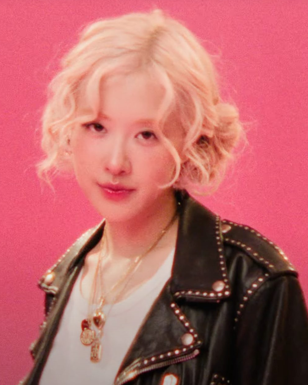 APT. 뮤비 속 로제 패션 포인트 4가지❤️‍🔥

1. 사랑스러운 젤리펌 헤어스타일

2. 스터드 디테일의 레트로풍 라이더 자켓

3. 블랙 코디에 빨간 양말로 포인트!

4. 여러 개의 목걸이 레이어링 하기 이미지