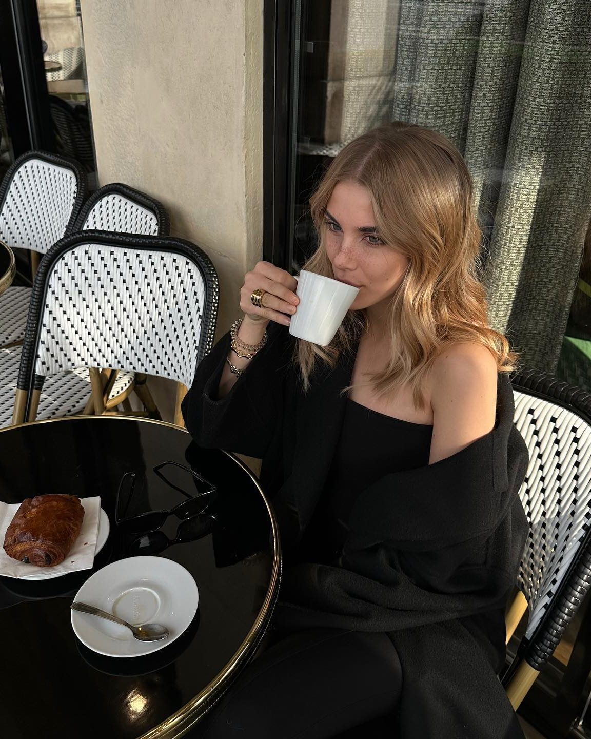 카페 국룰 셀피☕️커피 들고@알지?🖤시선 처리가 어색하다면 다른 곳을 쳐다봐! 이미지
