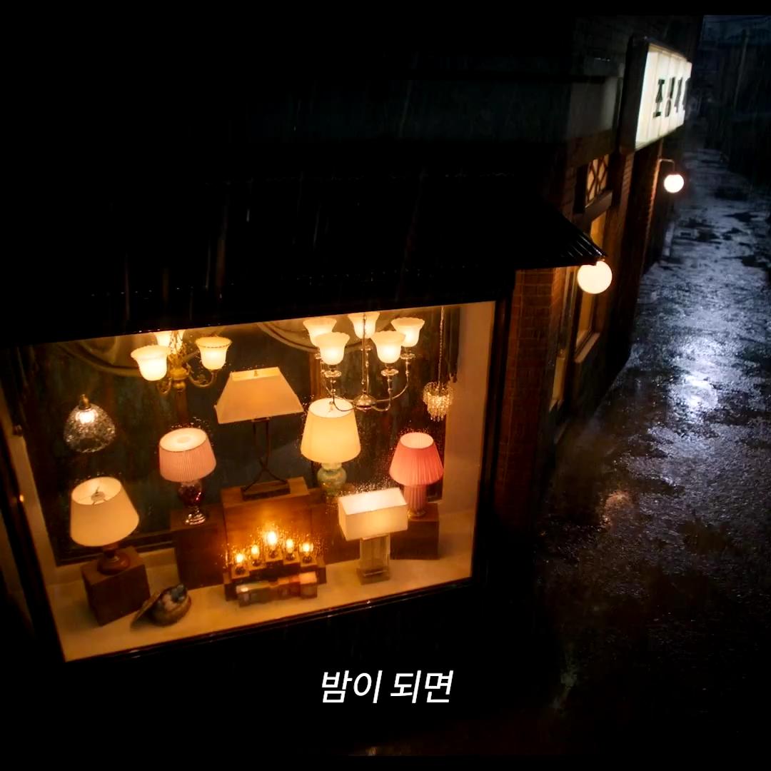 강풀의 조명가게가 드라마로💡

강풀 작가의 동명 웹툰 ‘조명가게’가 디즈니 플러스 오리지널 시리즈로 찾아옵니다. ‘조명가게’는 어두운 골목 끝을 밝히는 유일한 곳 조명가게에 어딘가 수상한 비밀을 가진 손님들이 찾아오면서 벌어지는 이야기인데요. 주지훈, 박보영, 이정은 등 연기파 배우들이 다수 등장해 기대감을 증폭시키는 ‘조명가게’는 오는 12월 4일에 첫 공개됩니다. 이미지