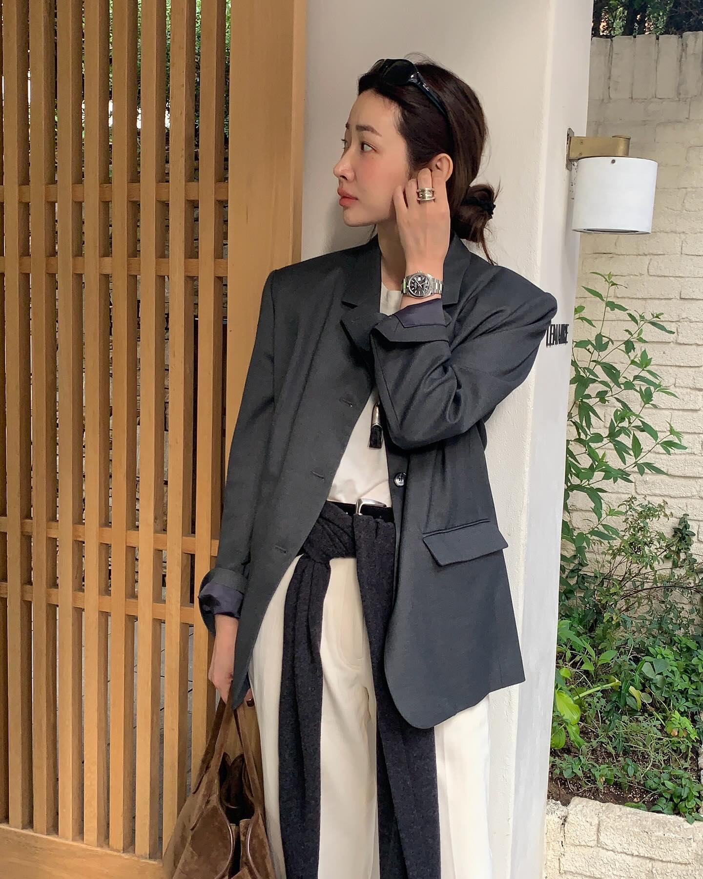 가을은🍂레이어드 코디는 이렇게🤎

1. 허리에 니트 아이템 묶어 레이어드하기

2. 셔츠 위에 탑 아이템 레이어드 하기

3. 가디건 위에 민소매 탑 레이어드 하기 이미지