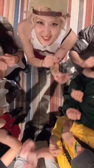 로제야 나도 껴줘..🥹지금 전세계는 아파트 홀릭❤️🔥 이미지
