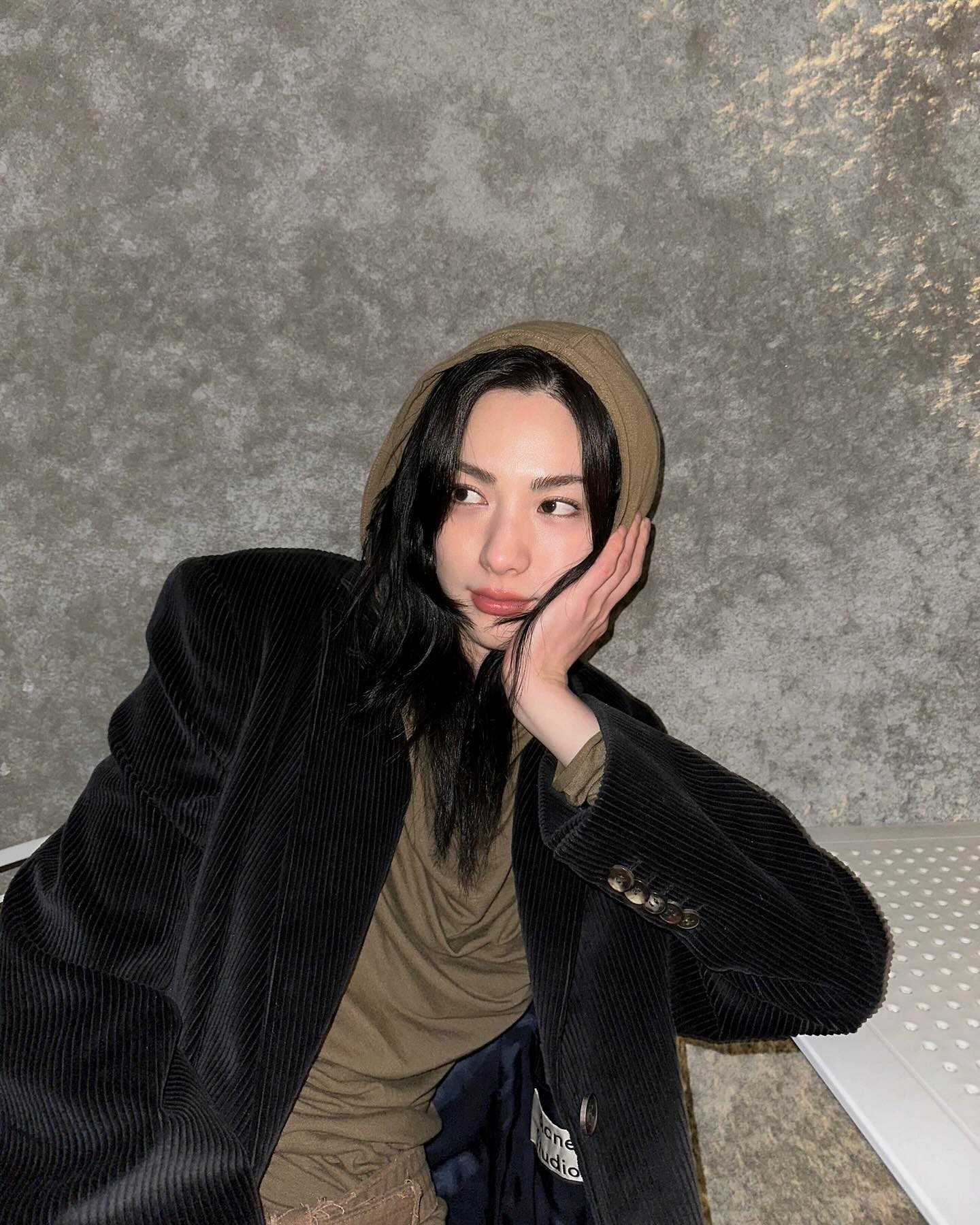 후드티엔 박시한 점퍼로 마무리👍
추워지는 요즘 딱인 이 코디🖤@참고해 이미지
