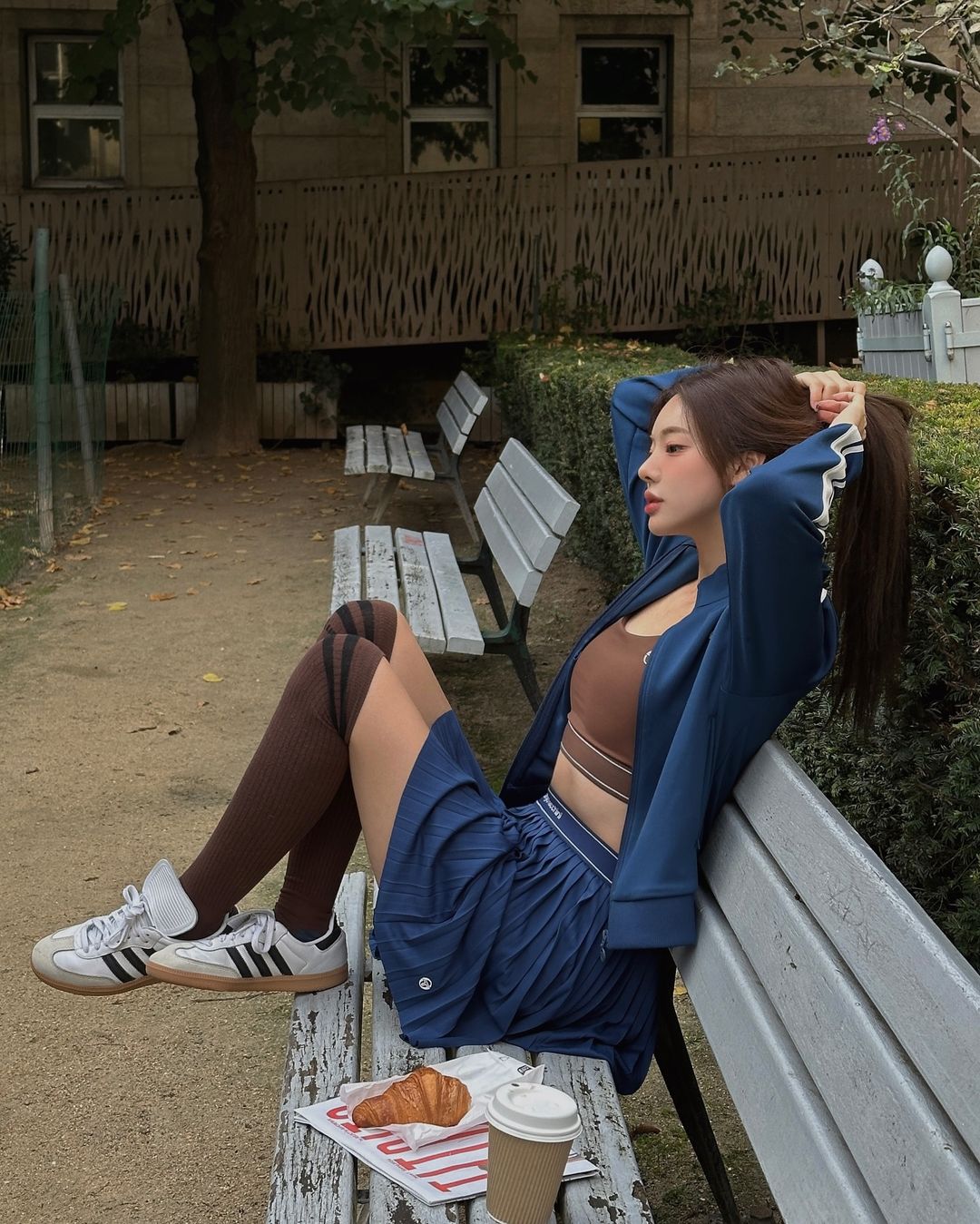 핫한 언니들의 기본 조합템💙🤍
트랙자켓+스커트 러블리 but 시크 간절기코디🎾🍁추가해 #광고

글로벌 테니스 브랜드 세르지오 타키니의 찰랑거리는 실루엣과 세련된 컬러로 어떤 룩에도 찰떡인 스커트, 여기에 편안함과 보온성을 겸비한 트랙자켓과 맨투맨을 활용해 쌀쌀해진 날씨에도 완벽한 핏을 유지하세요. 이미지3