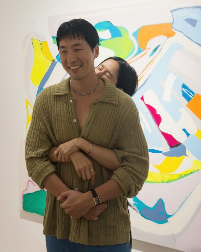 뉴질랜드 공항에선 3분 이상 포옹 금지?🫂🚫

뉴질랜드 더니든 공항에 아주 독특한 표지판이 등장했습니다! 바로 '3분 이상 포옹 금지, 더 긴 인사는 주차장에서'라는 내용의 표지판인데요. 이에 대해 공항 CEO 다니엘 드 보노는 고객들이 빠르게 이동하면 나중에 더 많은 포옹을 나눌 수 있기 때문에 이러한 내용의 표지판을 설치했다고 설명했습니다. 하지만 현지에서는 "비인간적이다", "말이 안 된다"와 같은 부정적인 반응도 나타나고 있습니다. '3분 이상 포옹 금지'표지판, 여러분들은 어떻게 생각하시나요? 이미지
