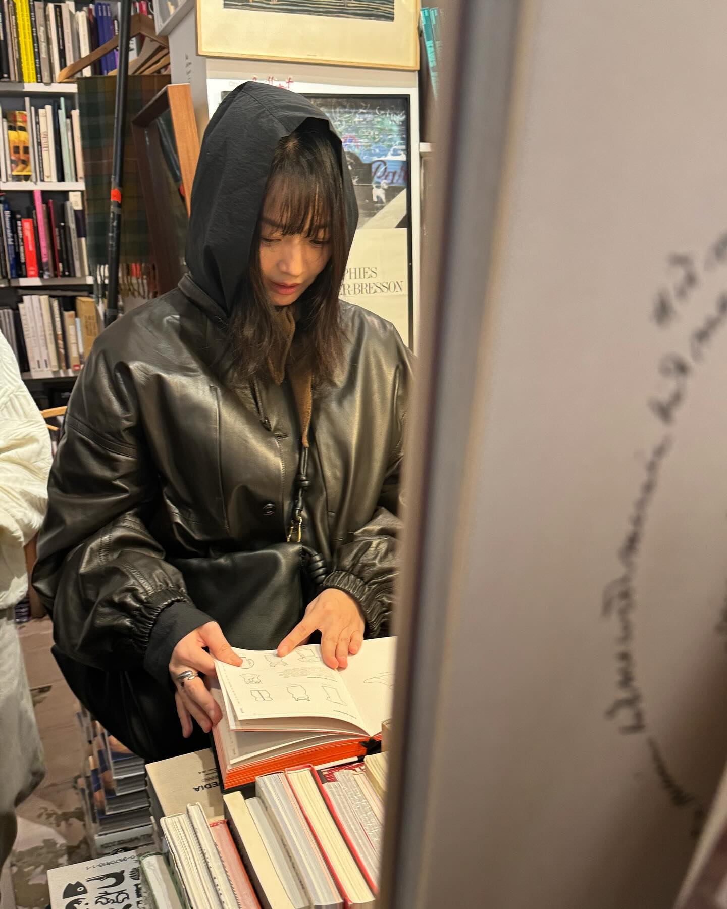 후드티엔 박시한 점퍼로 마무리👍
추워지는 요즘 딱인 이 코디🖤@참고해 이미지