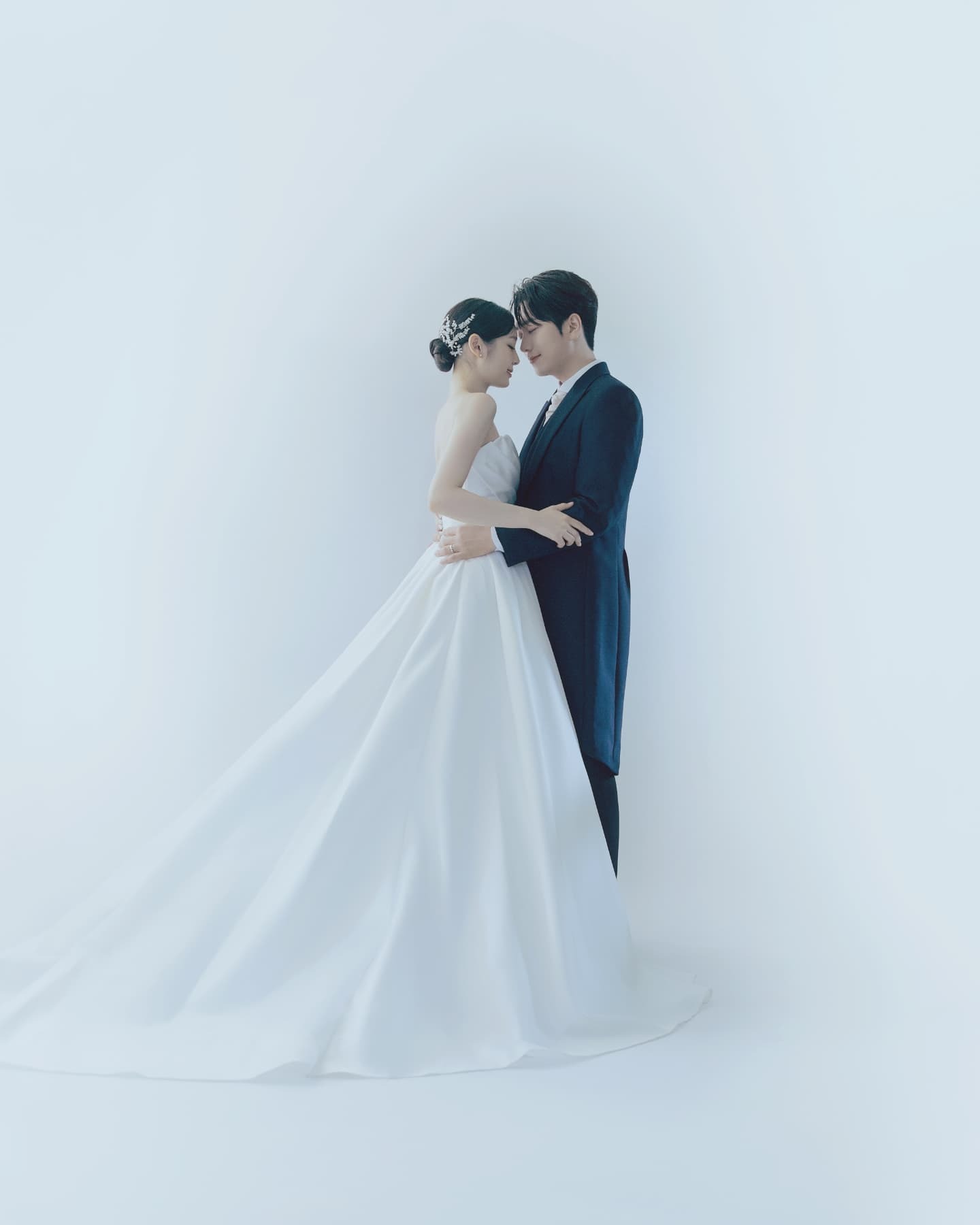 진짜 이 투샷 어쩔거야🤍👩‍❤️‍👨
벌써 두번째 결혼 기념일을 맞이한 김연아❤️고우림 @넘 예뻐 이미지5