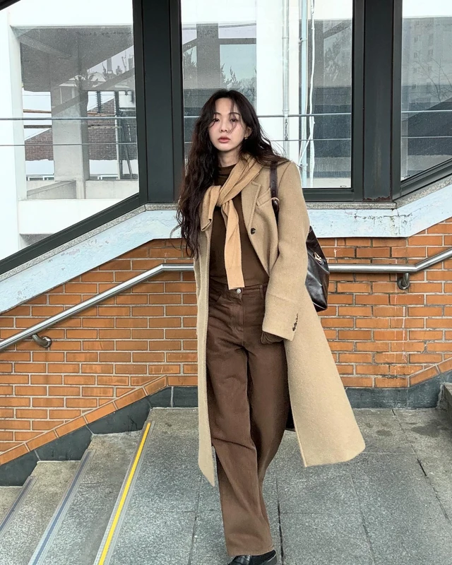 금새록의 사복 센스 따라잡기✔️ 모던하면서도 센스 있는 아웃핏을 선보이는 '다리미' 금새록! 다음 세 가지 포인트로 스타일리시한 FW시즌을 완성해 보세요✨ 1. 톤온톤 셋업으로 코디하기 2. 뮤트한 아이템으로 부드러운 분위기 연출하기 3. 레드 아이템으로 포인트 주기 이미지