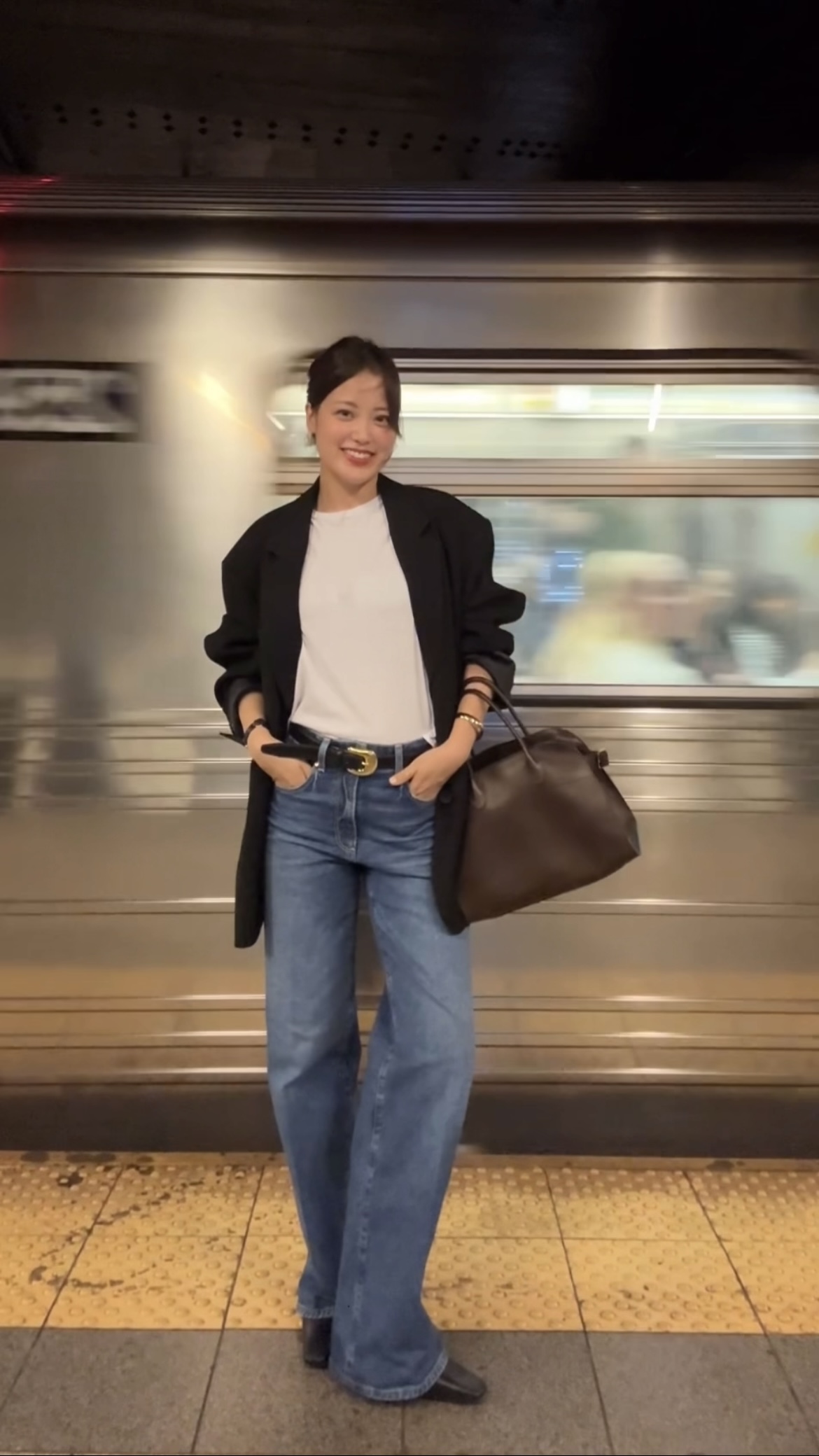 오늘 출근룩은 이걸로 정했다👀🖤
실패할 수가 없는 블레이저&데님👖브라운 빅백까지 더해👜 이미지