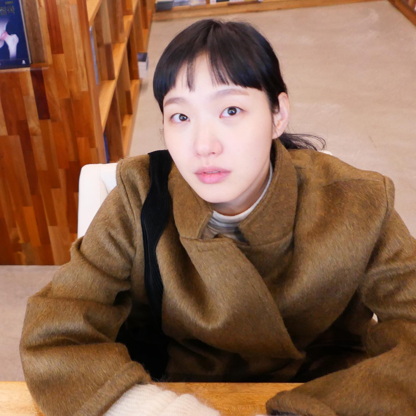 찾았다 내 추구미👀🤎

뮤트한 색감으로 가을과 겨울 룩을 완성한 작품 속 배우들의 레전드 착장을 소개합니다. 

부드러운 컬러가 주는 포근함이 어우러져 세련미와 분위기를 자아내는 아웃핏들은 여전히 많은 이들에게 회자되고 있는데요. 

여러분들의 베스트 픽은 무엇인가요? 셀럽들의 스타일을 참고해 멋진 코디를 완성해 보세요✨

1. 드라마 <졸업> 정려원

2. 드라마 <안나> 수지

3. 드라마 <유미의 세포들> 김고은

4. 영화 <뷰티 인사이드> 한효주 이미지8