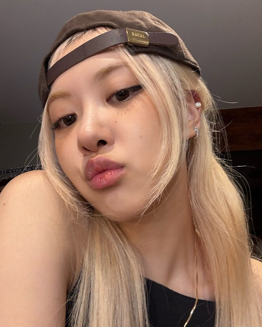 볼캡을 쓰는 3가지 방법🧢

1. 꾸러기미 낭낭하게 거꾸로 쓰기

2. 귀 뒤로 머리를 넘기지 않고 푹 눌러쓰기

3. 로우번으로 머리 묶은 채 쓰기 이미지2