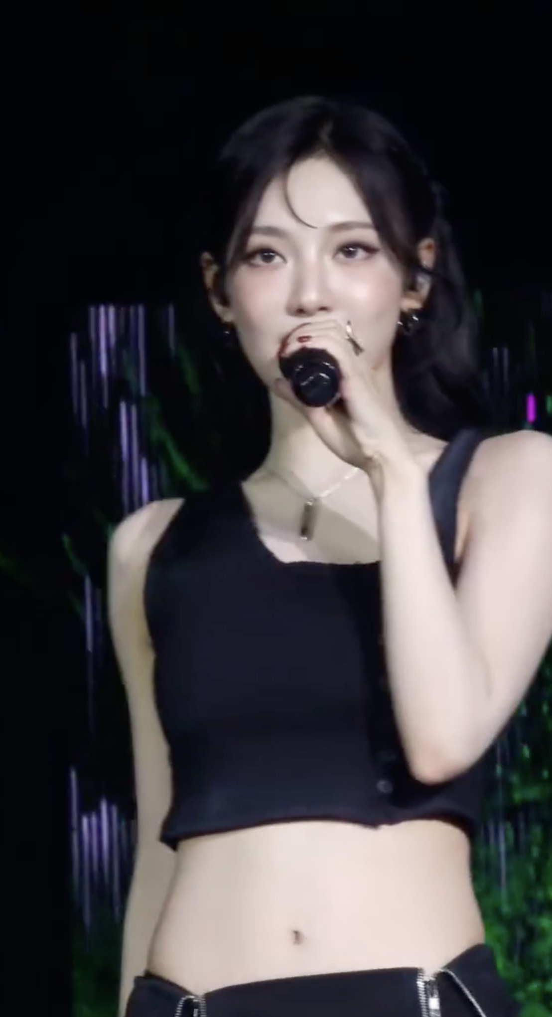 요즘 레전드 리즈 찍은 닝닝🖤✨ 이미지