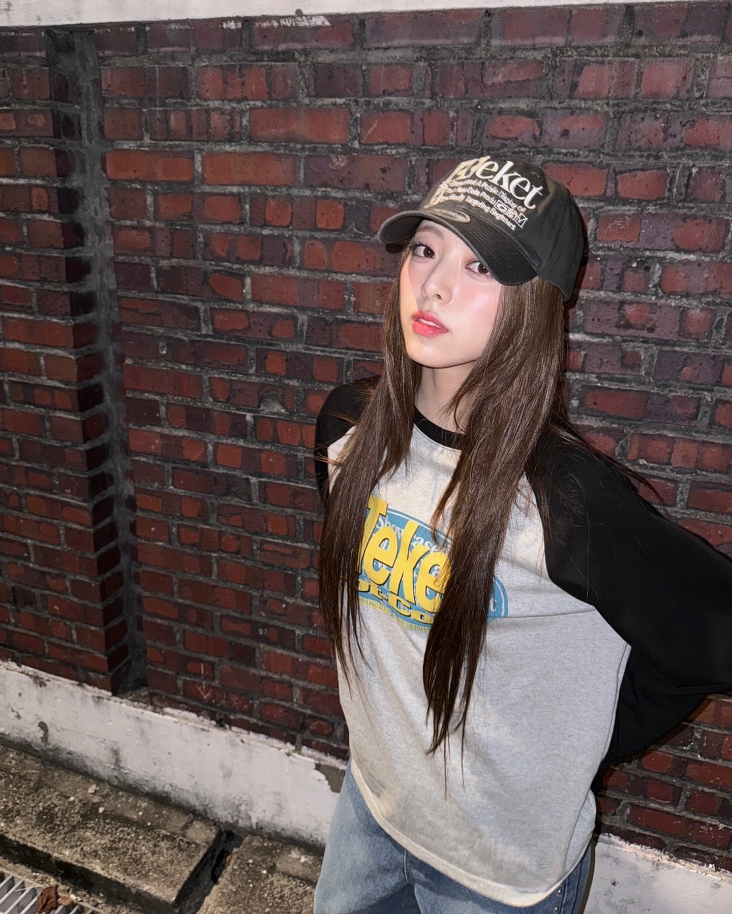 볼캡을 쓰는 3가지 방법🧢

1. 꾸러기미 낭낭하게 거꾸로 쓰기

2. 귀 뒤로 머리를 넘기지 않고 푹 눌러쓰기

3. 로우번으로 머리 묶은 채 쓰기 이미지3