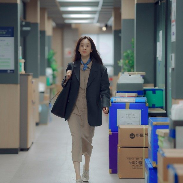찾았다 내 추구미👀🤎

뮤트한 색감으로 가을과 겨울 룩을 완성한 작품 속 배우들의 레전드 착장을 소개합니다. 

부드러운 컬러가 주는 포근함이 어우러져 세련미와 분위기를 자아내는 아웃핏들은 여전히 많은 이들에게 회자되고 있는데요. 

여러분들의 베스트 픽은 무엇인가요? 셀럽들의 스타일을 참고해 멋진 코디를 완성해 보세요✨

1. 드라마 <졸업> 정려원

2. 드라마 <안나> 수지

3. 드라마 <유미의 세포들> 김고은

4. 영화 <뷰티 인사이드> 한효주 이미지2