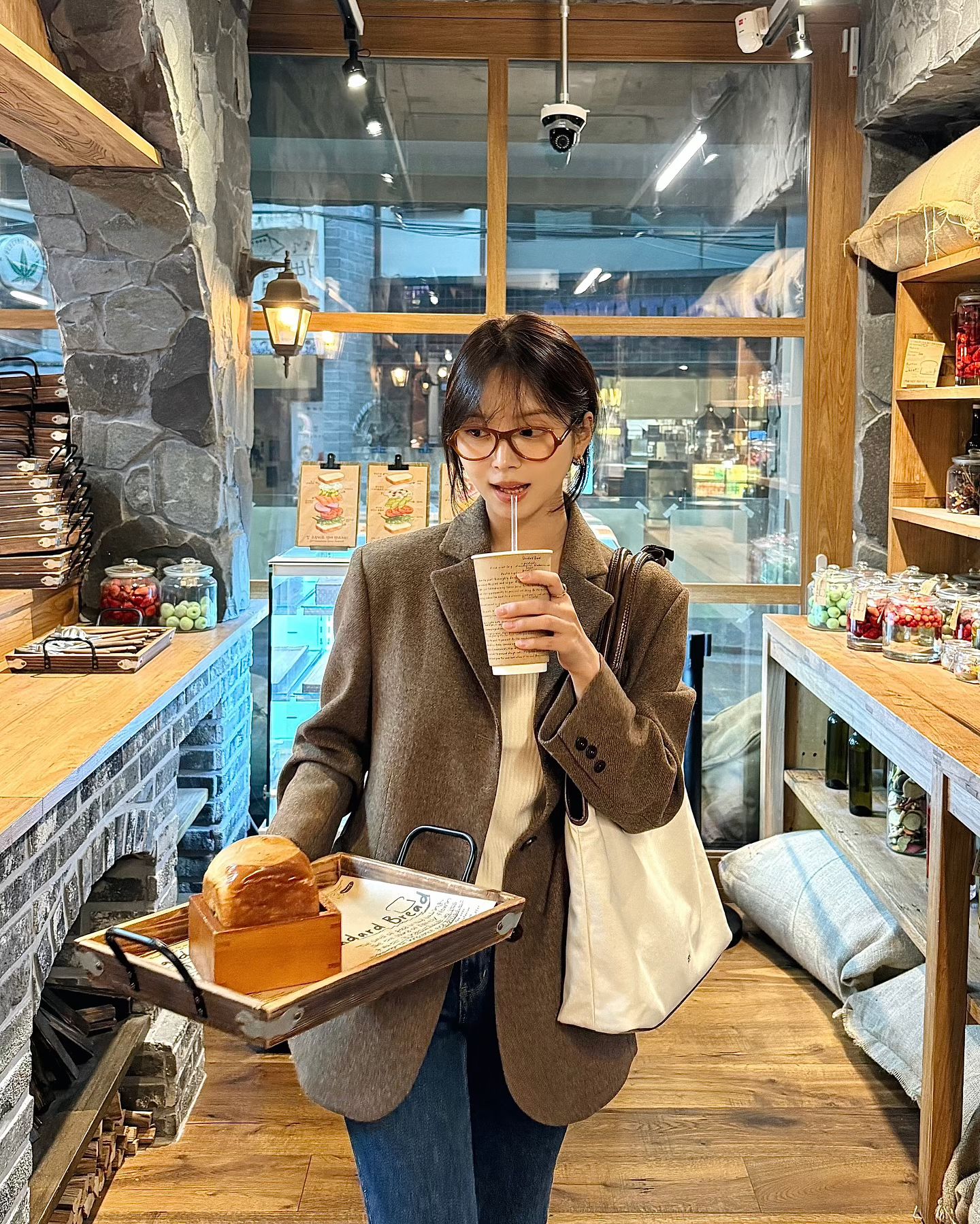 브라운 자켓엔 데님 조합으로🍂 이미지2