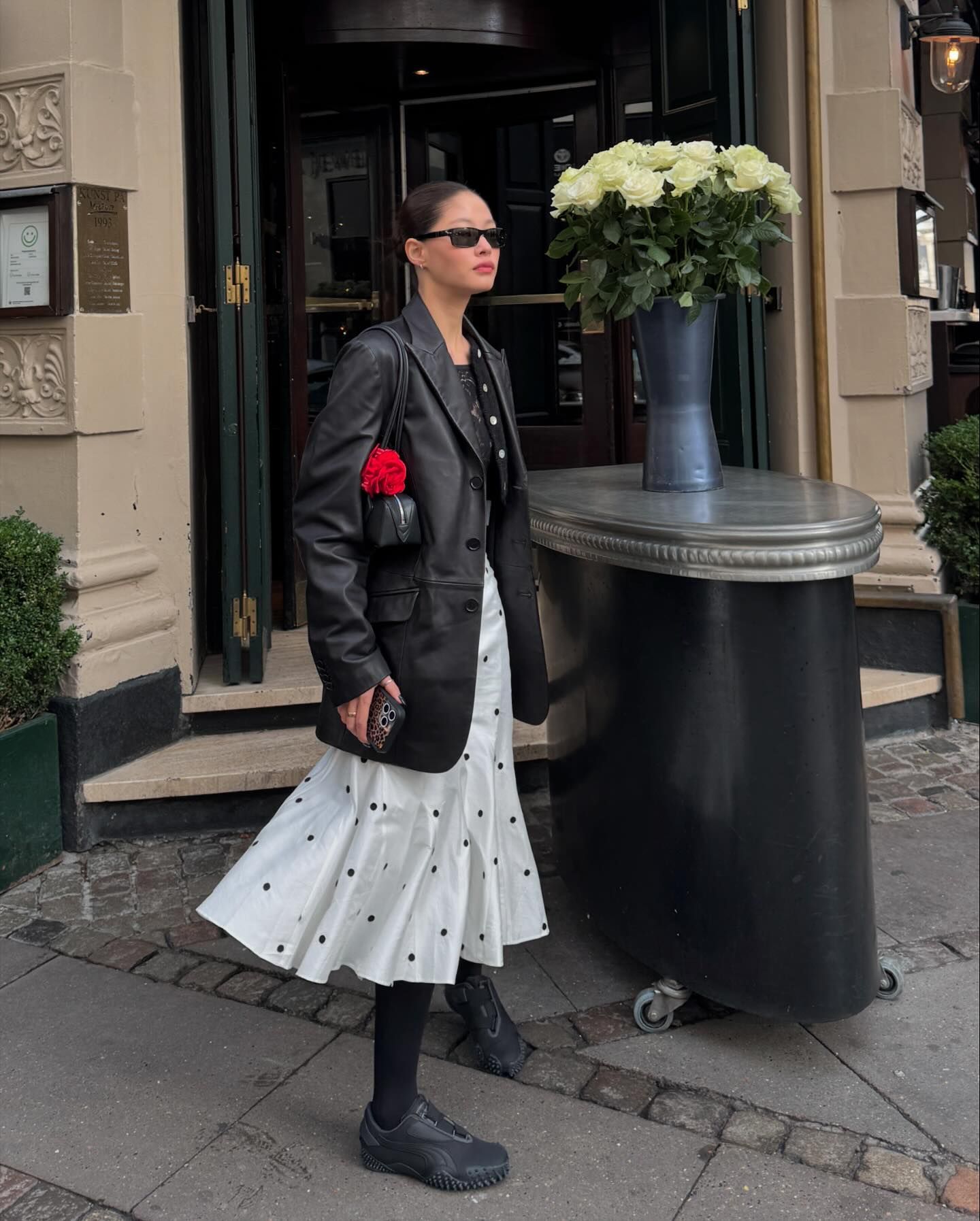 블랙러버들 다 드루와🖤
지금 입기 딱 좋은 블랙 아우터 3가지!

1. 블랙 트위드자켓
2. 블랙 레더 자켓
3. 블랙 퀄팅 점퍼 이미지