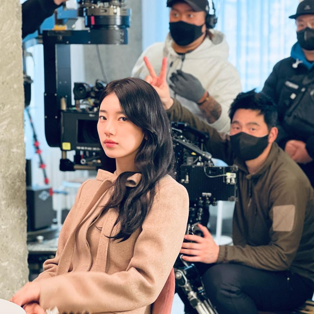 찾았다 내 추구미👀🤎

뮤트한 색감으로 가을과 겨울 룩을 완성한 작품 속 배우들의 레전드 착장을 소개합니다. 

부드러운 컬러가 주는 포근함이 어우러져 세련미와 분위기를 자아내는 아웃핏들은 여전히 많은 이들에게 회자되고 있는데요. 

여러분들의 베스트 픽은 무엇인가요? 셀럽들의 스타일을 참고해 멋진 코디를 완성해 보세요✨

1. 드라마 <졸업> 정려원

2. 드라마 <안나> 수지

3. 드라마 <유미의 세포들> 김고은

4. 영화 <뷰티 인사이드> 한효주 이미지4