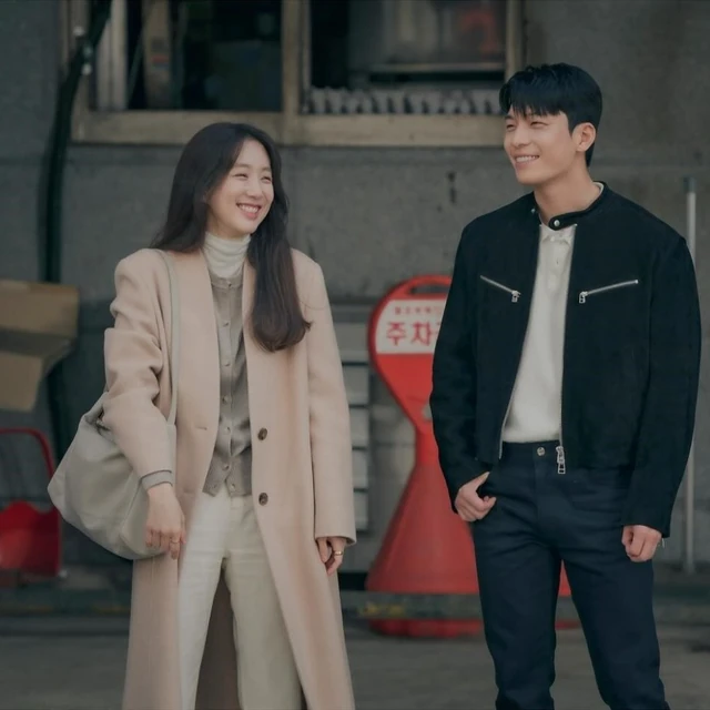 찾았다 내 추구미👀🤎 뮤트한 색감으로 가을과 겨울 룩을 완성한 작품 속 배우들의 레전드 착장을 소개합니다. 부드러운 컬러가 주는 포근함이 어우러져 세련미와 분위기를 자아내는 아웃핏들은 여전히 많은 이들에게 회자되고 있는데요. 여러분들의 베스트 픽은 무엇인가요? 셀럽들의 스타일을 참고해 멋진 코디를 완성해 보세요✨ 1. 드라마 <졸업> 정려원 2. 드라마 <안나> 수지 3. 드라마 <유미의 세포들> 김고은 4. 영화 <뷰티 인사이드> 한효주 이미지