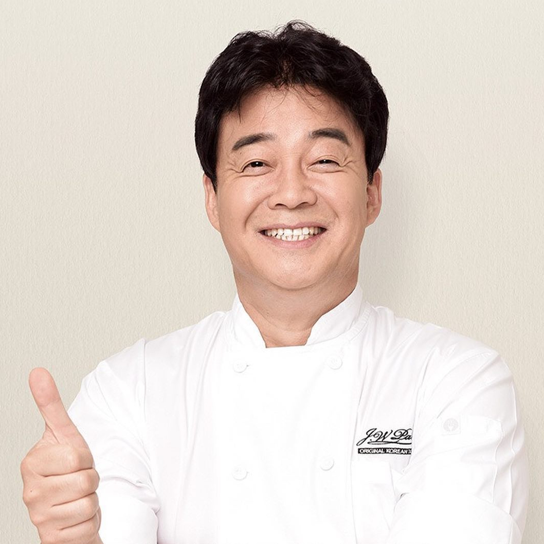 백종원과 함께하는 통영 어부장터🐟  통영 도남동 트라이애슬론 광장에서 11월 1일부터 3일간 수산물 먹거리 축제 ‘2024 통영 어부장터’가 개최됩니다. 바닷장어, 멍게, 멸치, 굴, 우럭 등 통영의 우수한 해산물을 활용한 메뉴 30여가지와 더본코리아 공식 메뉴인 풍자 바베큐를 맛볼 수 있는데요. 요트를 포함한 다양한 체험 프로그램 부스와 지역 주류 부스 운영도 예정되어 있어 먹거리뿐만 아니라 다양한 볼거리를 동시에 즐길 수 있습니다 이미지