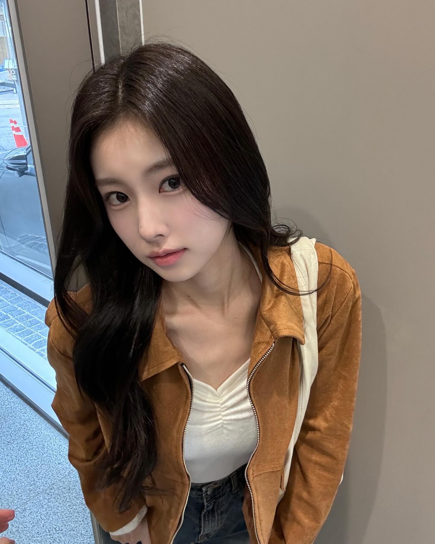 브라운 자켓엔 데님 조합으로🍂 이미지6