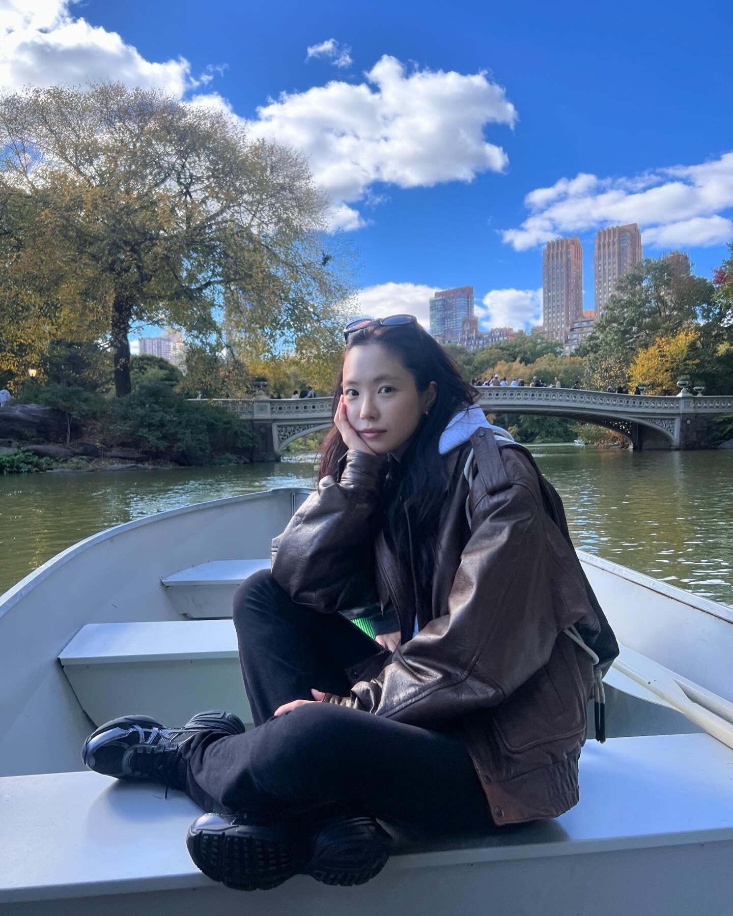 손민수하고 싶은 손나은🖤

손나은이 착용하는 아이템은 항상 품절 대란을 일으키죠. 그녀의 세련된 패션 감각 덕분에 올리는 포스트마다 모두 따라 하고 싶어지는데요. 

최근 인스타그램 속 손나은템 3가지를 모아봤습니다! 함께 손나은 손민수 하러 가볼까요?👀

1. 운동화
나이키 'V2K 런 블랙 앤트러사이트'

2. 폰케이스
어반소피스티케이션 '아이폰 퍼프 케이스 핑크 그로스'

3. 볼캡
베트멍X리복 'FRIDAY 볼캡' 이미지