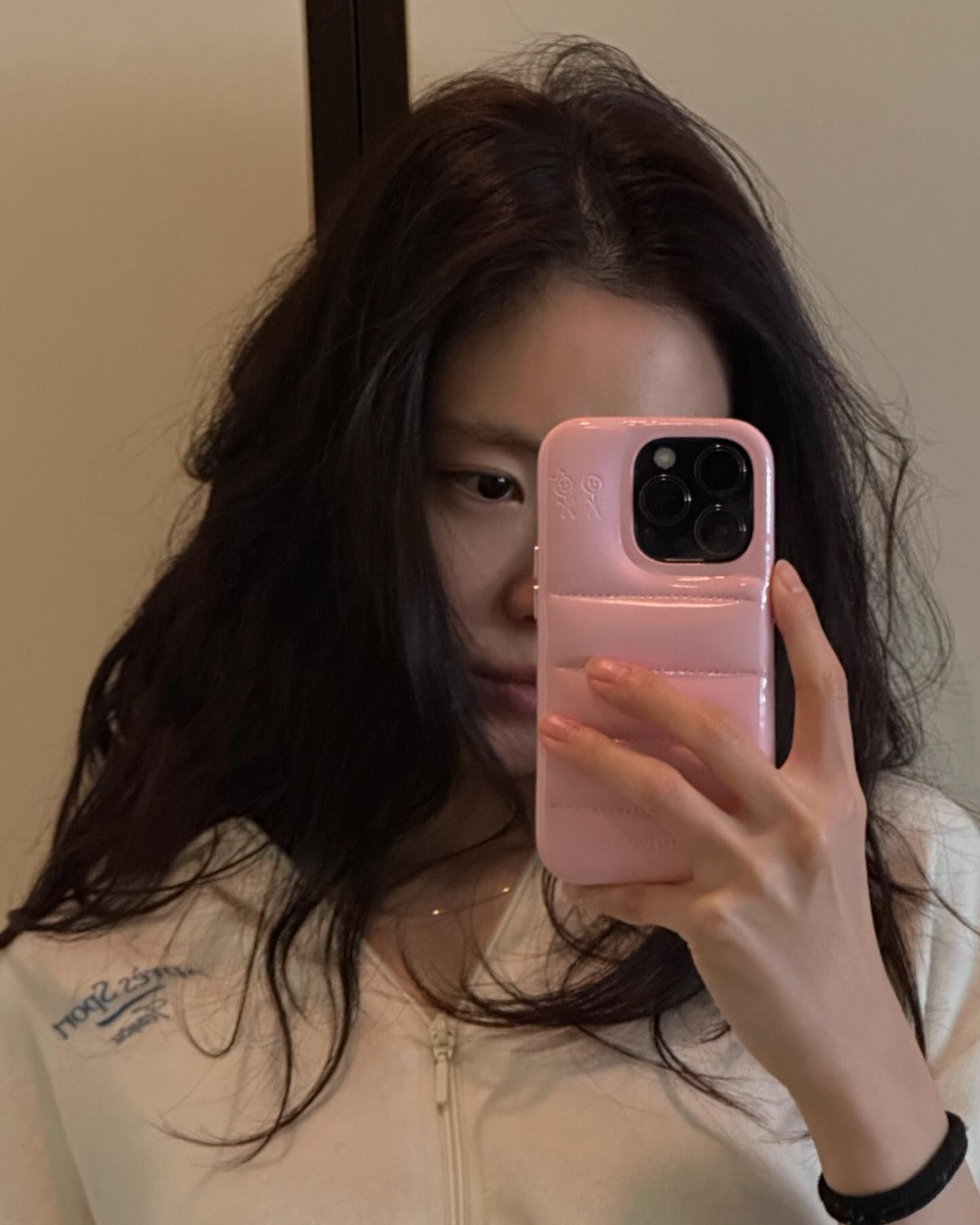 손민수하고 싶은 손나은🖤

손나은이 착용하는 아이템은 항상 품절 대란을 일으키죠. 그녀의 세련된 패션 감각 덕분에 올리는 포스트마다 모두 따라 하고 싶어지는데요. 

최근 인스타그램 속 손나은템 3가지를 모아봤습니다! 함께 손나은 손민수 하러 가볼까요?👀

1. 운동화
나이키 'V2K 런 블랙 앤트러사이트'

2. 폰케이스
어반소피스티케이션 '아이폰 퍼프 케이스 핑크 그로스'

3. 볼캡
베트멍X리복 'FRIDAY 볼캡' 이미지4